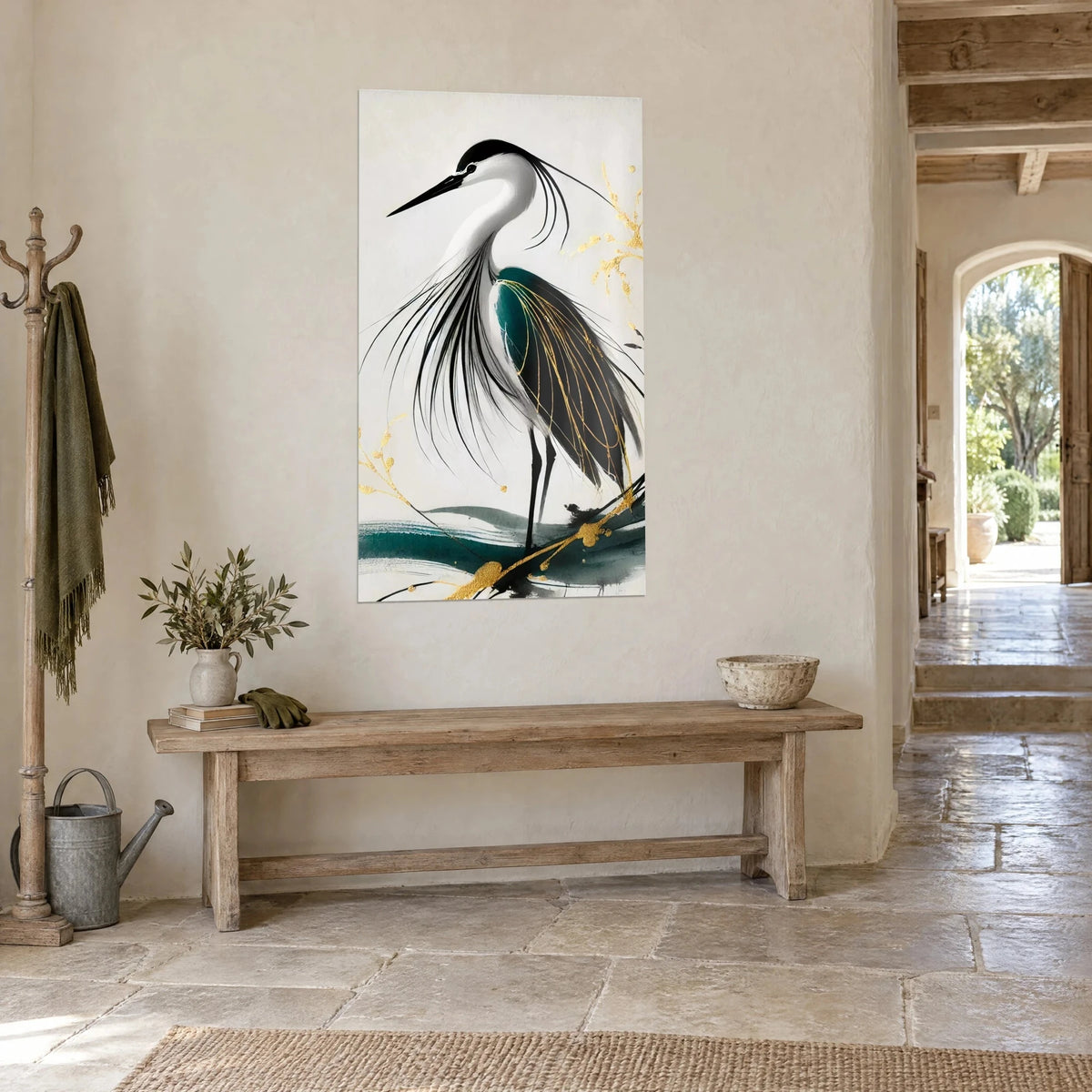 Quadro trampoliere bianco dal becco nero e sottile, dorso smeraldo venato di fili dorati, appeso accanto a una panca di legno e a un arco di pietra