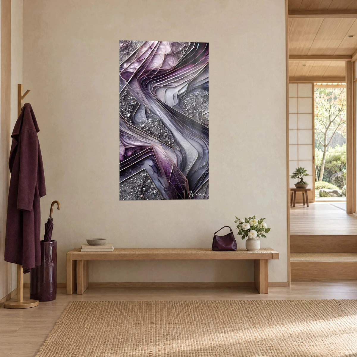 Tableau strates violines ondulantes cernées de filets cuivrés sur gris perle, mur beige, banc en bois clair, entrée japandi