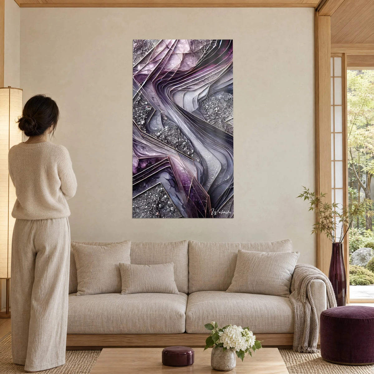 Tableau veines de quartz améthyste et argent scintillant, femme de dos, au-dessus d'un canapé dans un salon lumineux