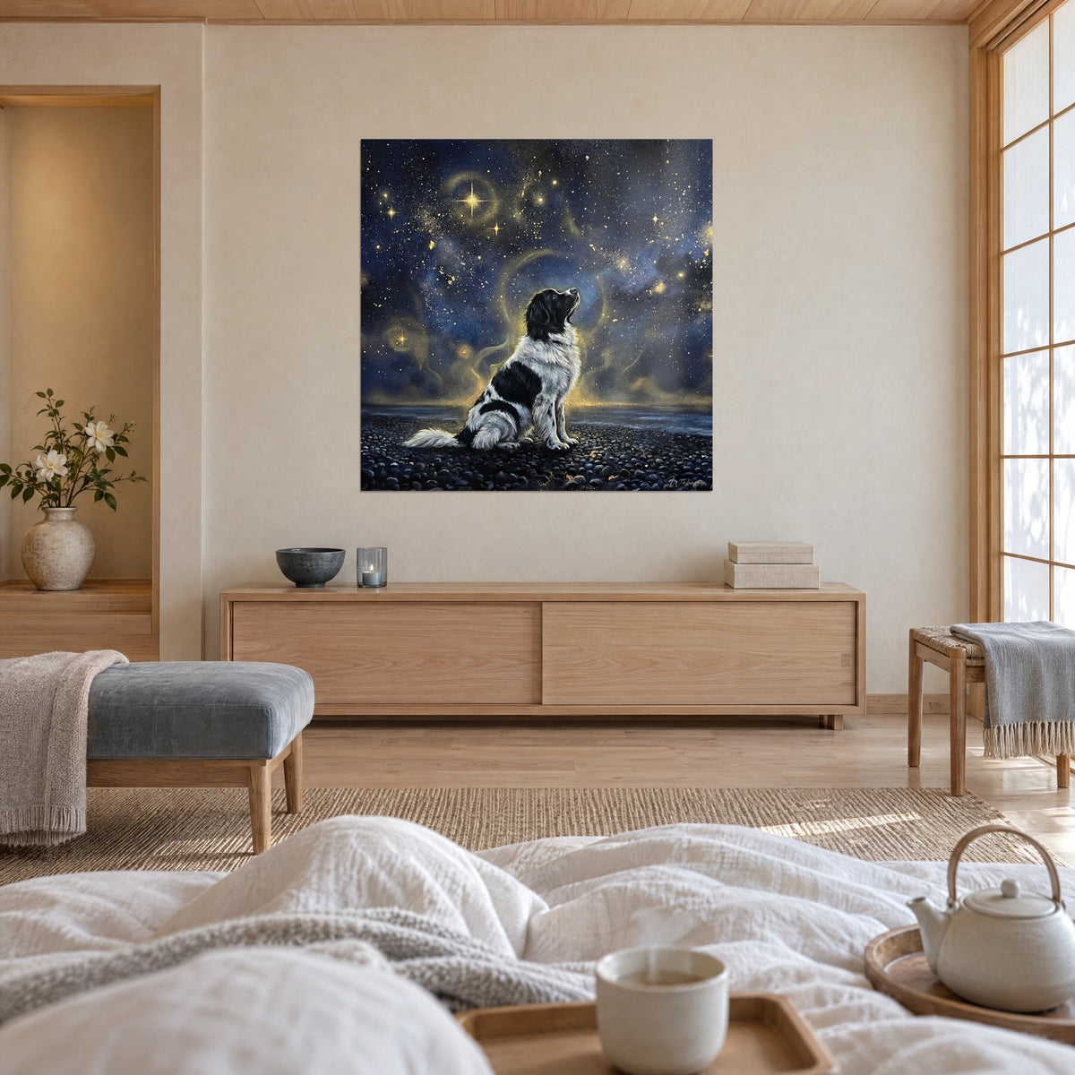 Cuadro Landseer de pelaje marfil y ébano, hocico alzado hacia la bóveda estrellada azul marino y oro, encima de una cama en un dormitorio luminoso