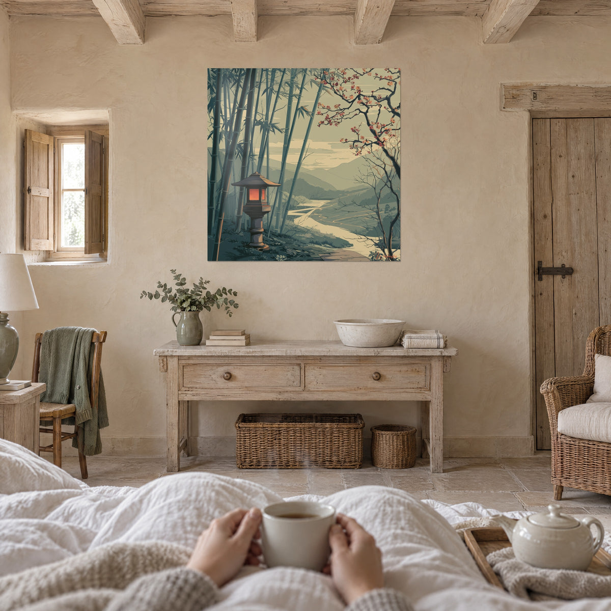 Quadro valle serena con colline verde-grigio, lanterna di pietra arancione sotto i bambù, ciliegio in fiore, sopra un letto in una camera luminosa