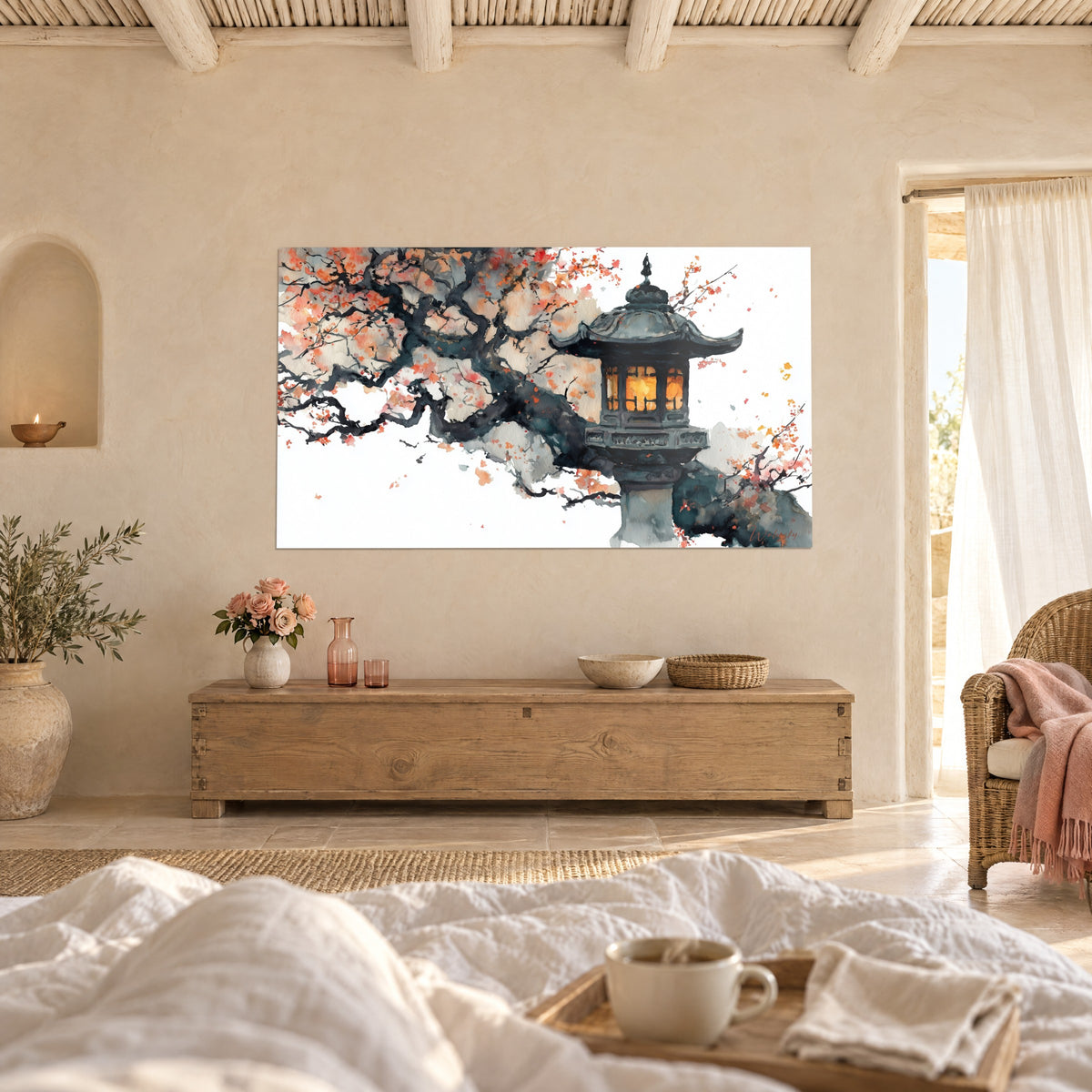 Cuadro ramas de tinta negra en flor de coral y albaricoque, linterna iluminada en ocre, sobre una cama en un dormitorio luminoso