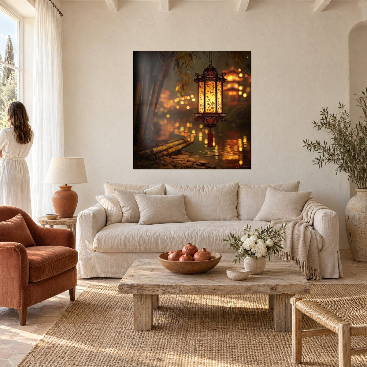 Gemälde einer goldenen chinesischen Laterne zwischen Bambus und Goldspiegelungen, über einem Sofa in einem hellen Wohnzimmer