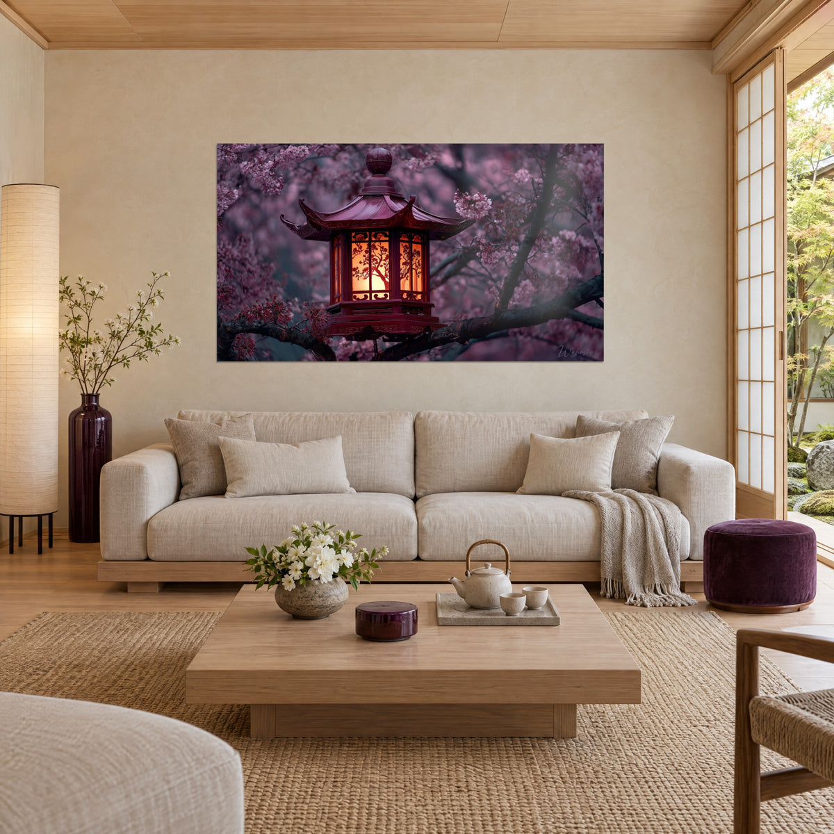 Quadro di una lanterna giapponese luminosa rosso bordeaux tra ciliegi rosa, sopra un divano in un soggiorno luminoso