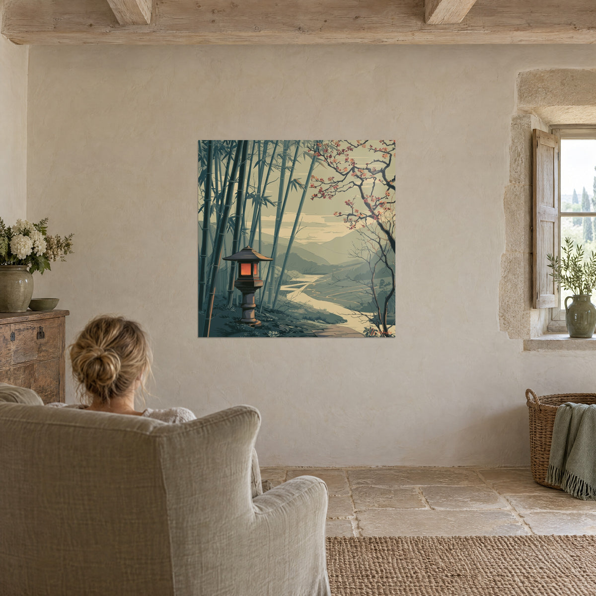Quadro foschia dorata su colline e un sentiero sinuoso, bambù grigio-azzurri, lanterna arancio-rossa, ciliegio in fiore, davanti a una donna di spalle su una poltrona