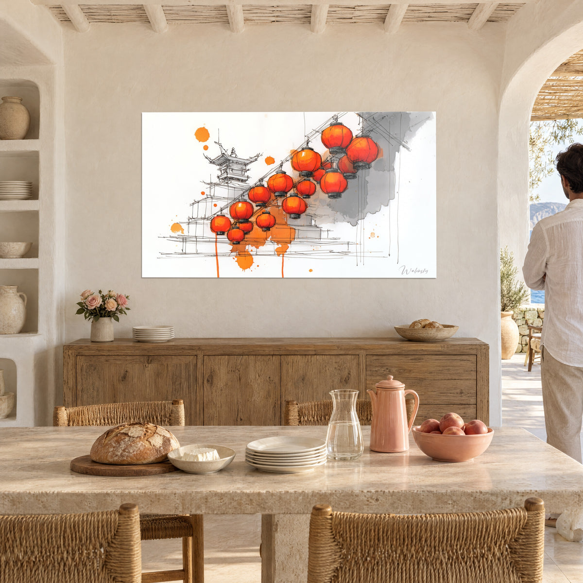 Quadro di schizzo di una pagoda e di lanterne scarlatte, macchie arancioni su fondo bianco, parete imbiancata di una sala da pranzo mediterranea, coppia di spalle