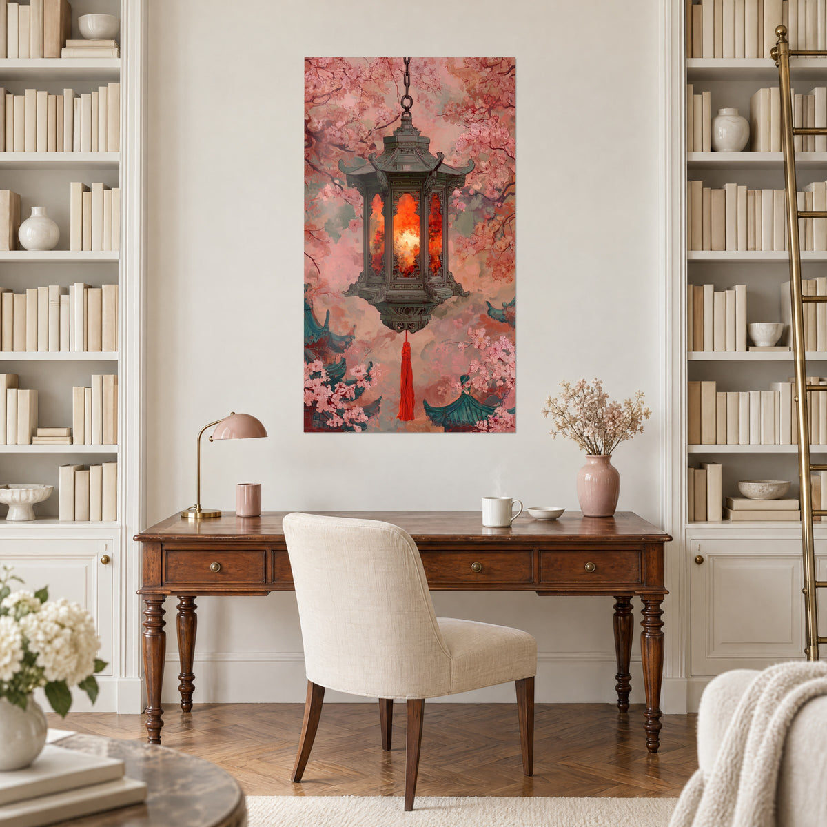 Quadro Lampada orientale con vetri rossi e oro, fioritura rosa tenue, nappa scarlatta, tra due librerie di legno di uno studio