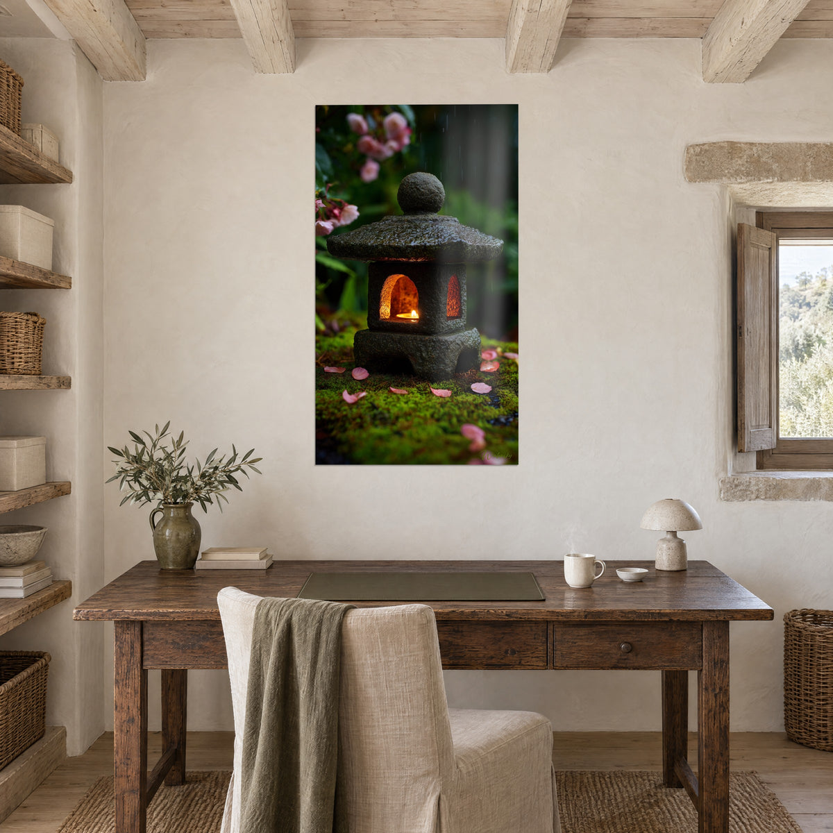 Cuadro Linterna de piedra con techo abovedado, vela dorada, follaje oscuro, flores rosas, junto a la pared enlucida de un despacho de madera