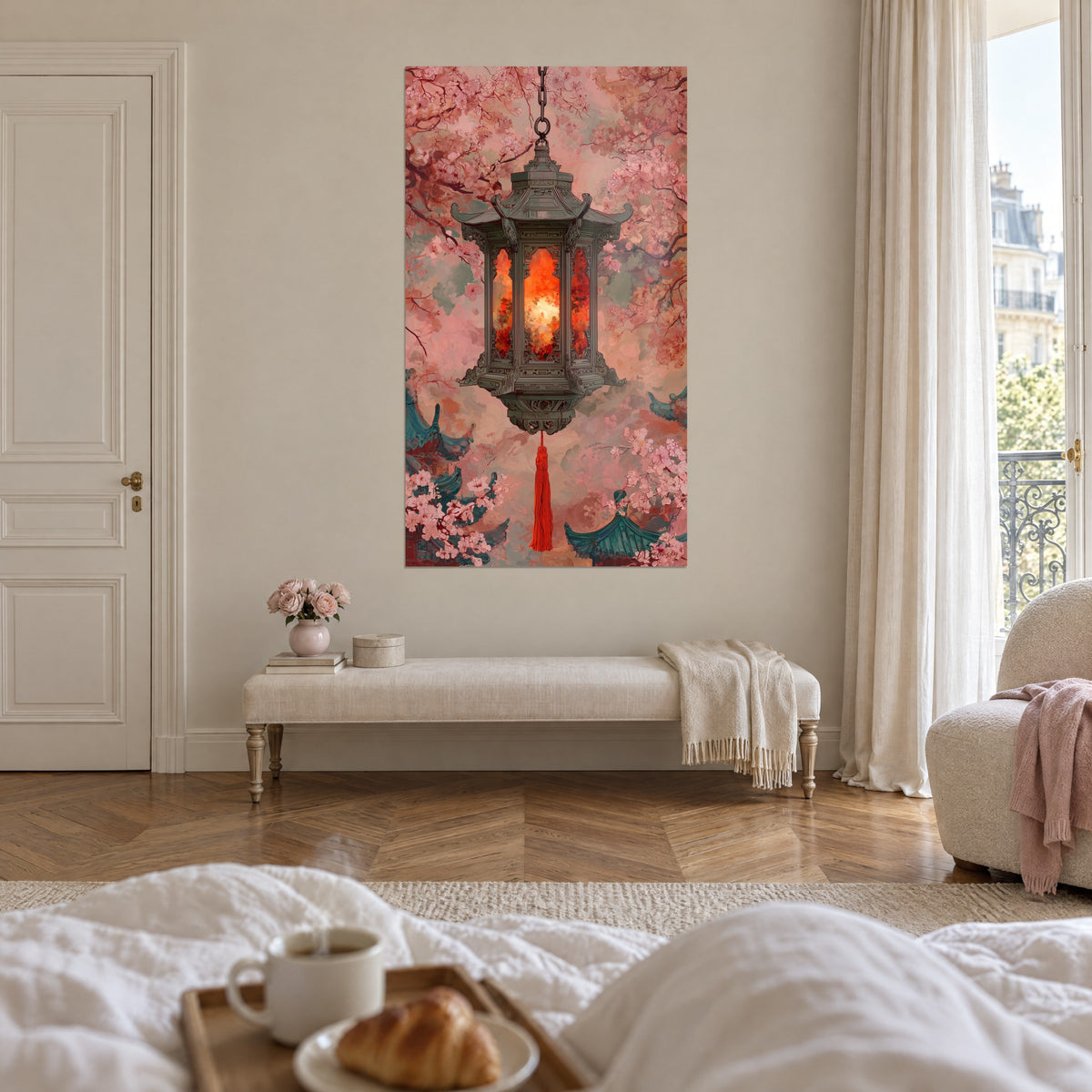Quadro Lanterna sospesa a catena, cornice grigia a pagoda, fiamma arancione e fiori rosa cipria, sopra un letto in una camera luminosa