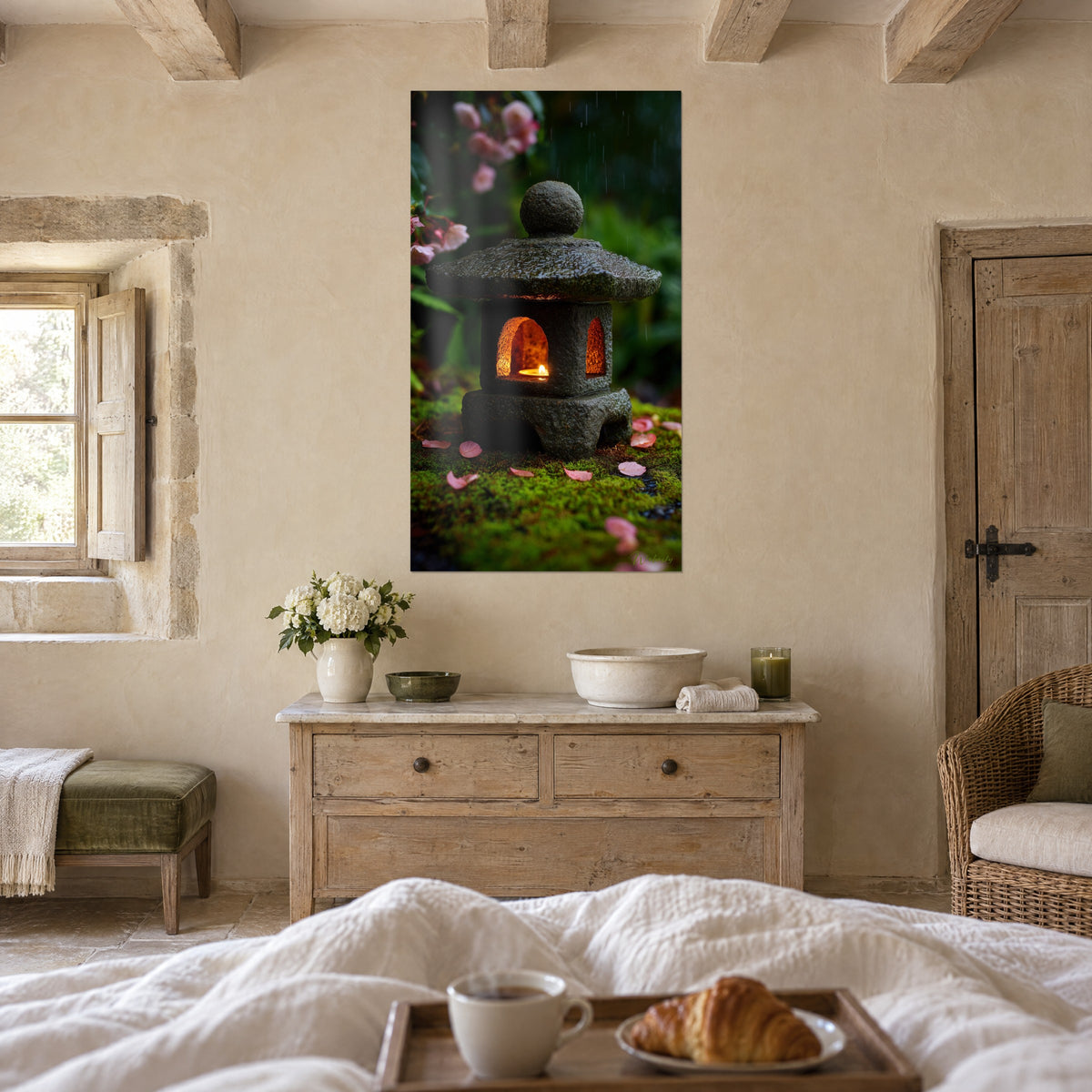 Cuadro Pequeña linterna de jardín zen, brillo ámbar en el arco, flores rosas desenfocadas, encima de una cama en un dormitorio luminoso