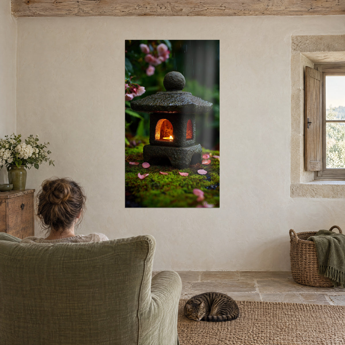 Cuadro Linterna japonesa bajo un aguacero, halo anaranjado sobre piedra gris, musgo vivo, sillón verde, gato atigrado durmiendo, casa de piedra