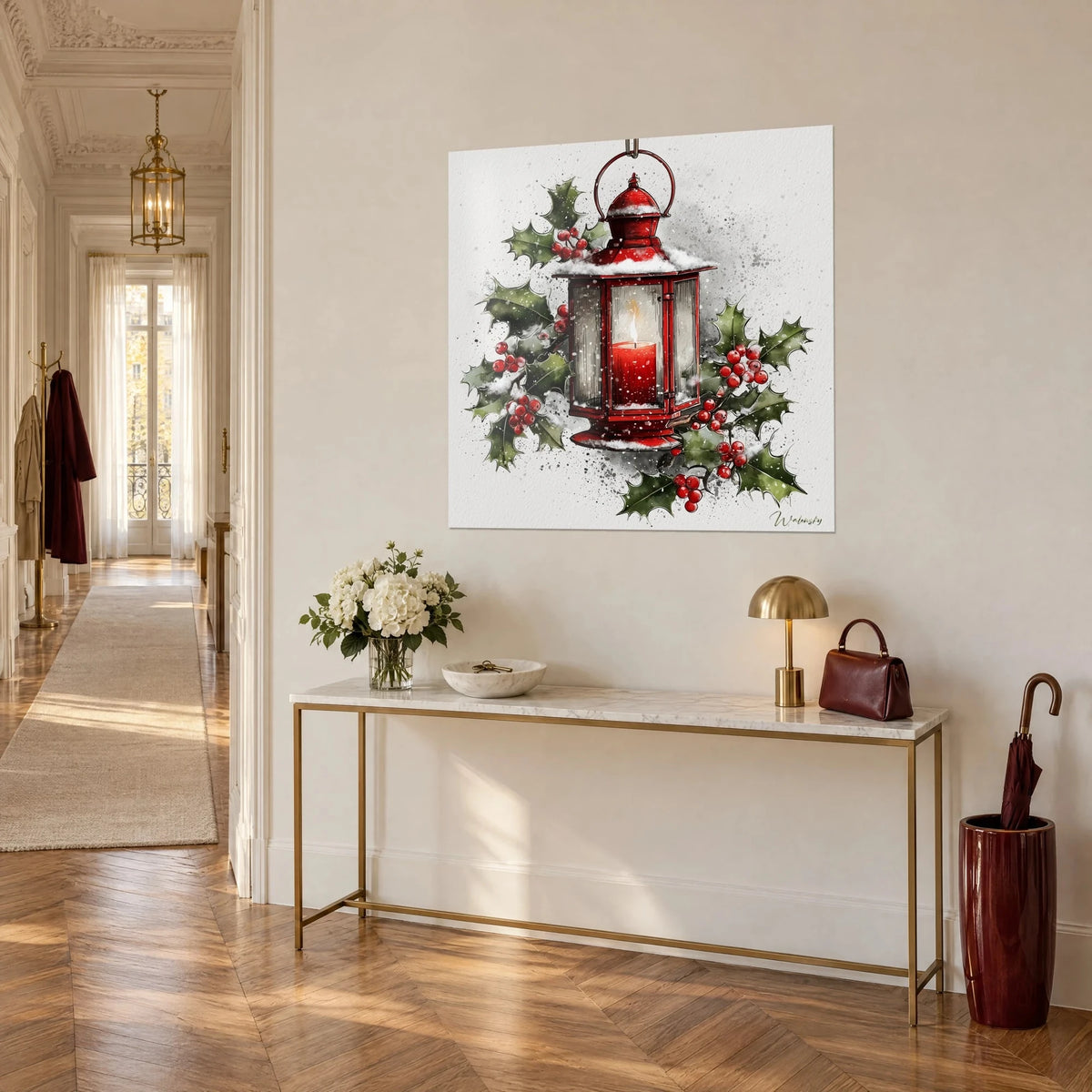 Quadro di una lampada natalizia scarlatta coperta di neve, foglie verde abete e bacche, su una parete beige sopra una consolle dorata