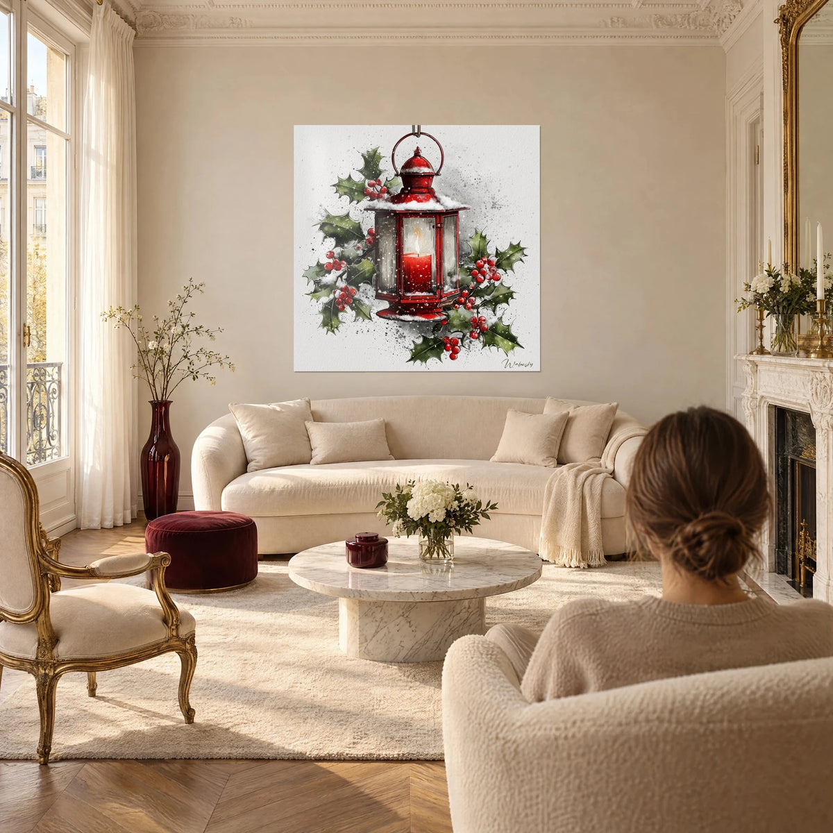 Quadro di una lanterna rossa nascosta nell'agrifoglio, candela vermiglione e bacche scarlatte, sopra un divano in un soggiorno luminoso