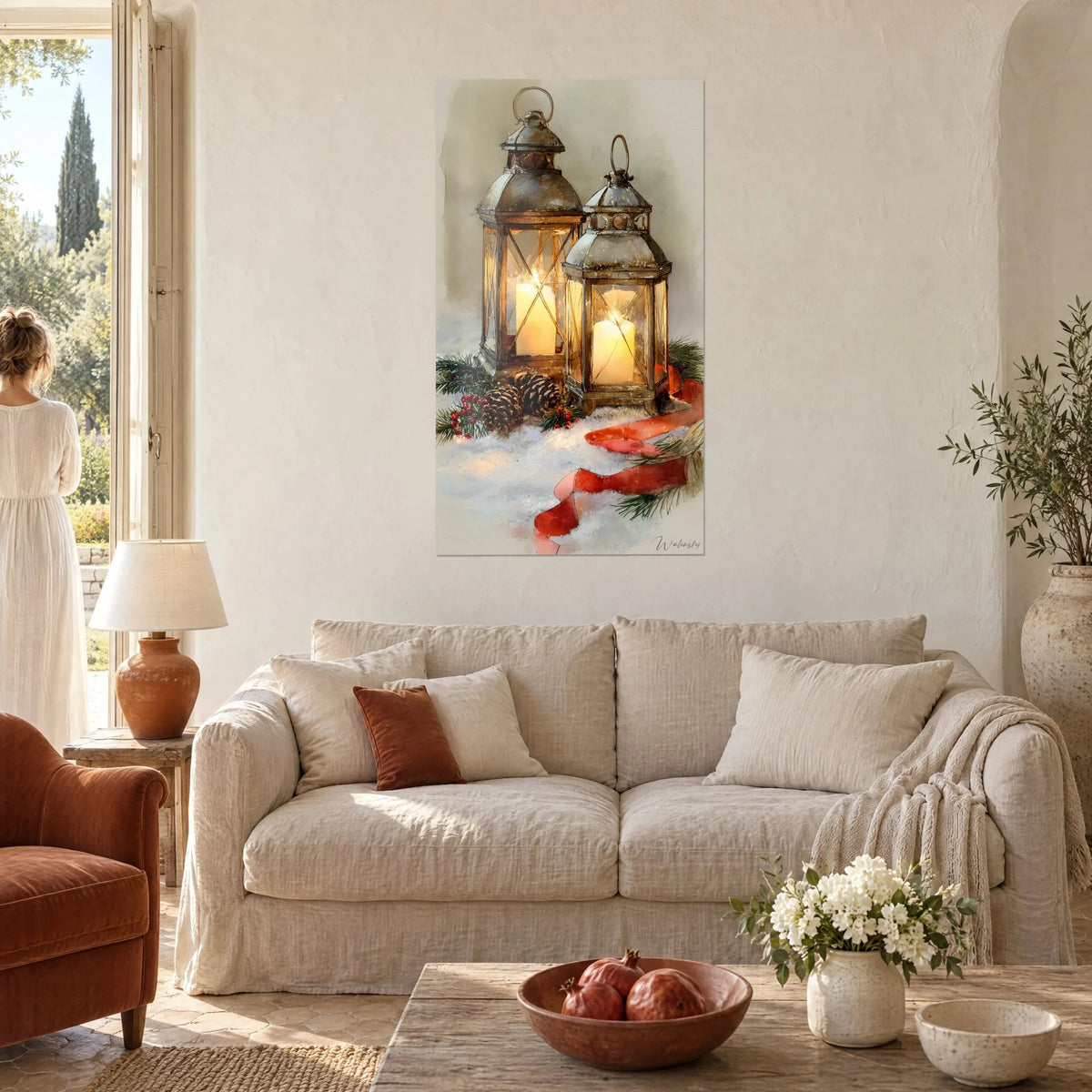 Πίνακας χάλκινα φανάρια με ιβουάρ κεριά, καφέ κουκουνάρια και κόκκινη κορδέλα πάνω στο χιόνι, πάνω από καναπέ σε φωτεινό σαλόνι