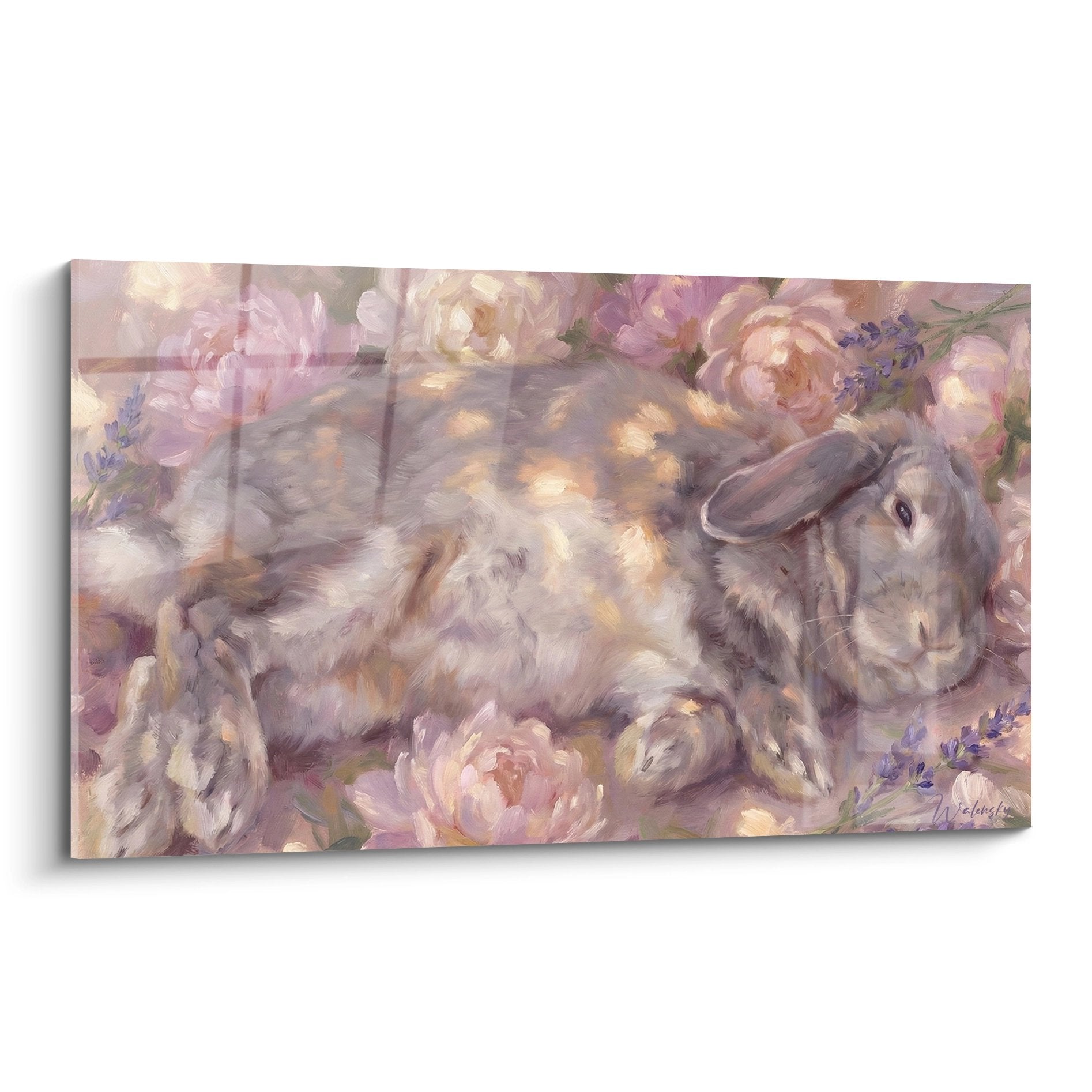 Gemälde eines grauen Kaninchens umgeben von rosa Pfingstrosen und Lavendel in sanften und romantischen Pastelltönen