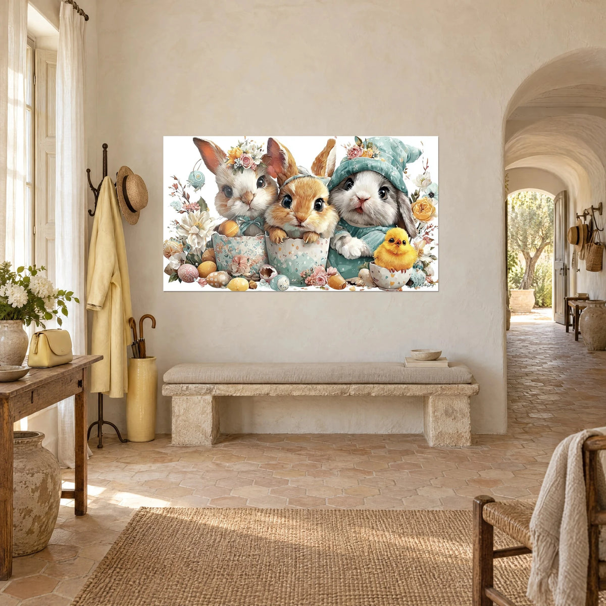 Quadro di piccoli conigli dagli occhi neri lucenti, cuffietta turchese e corona di fiori rosa, visto di tre quarti nell'ingresso di un casale