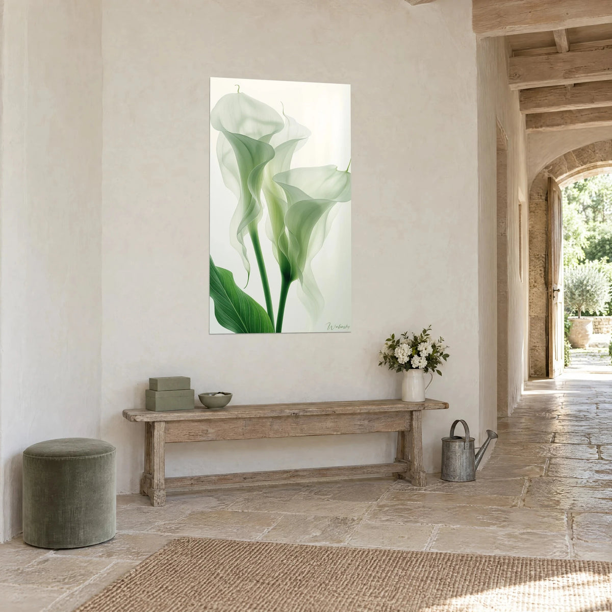 Tableau trois calla aux spathes veinées blanc-vert, feuille émeraude en bas, vu de trois-quarts, couloir en pierre