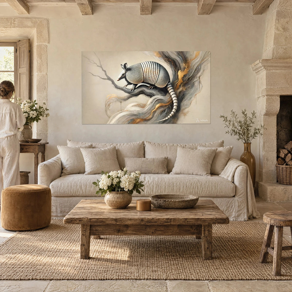 Obraz pancernik przycupnięty na szarej gałęzi, srebrny pancerz i złote esy-floresy, nad sofą w jasnym salonie