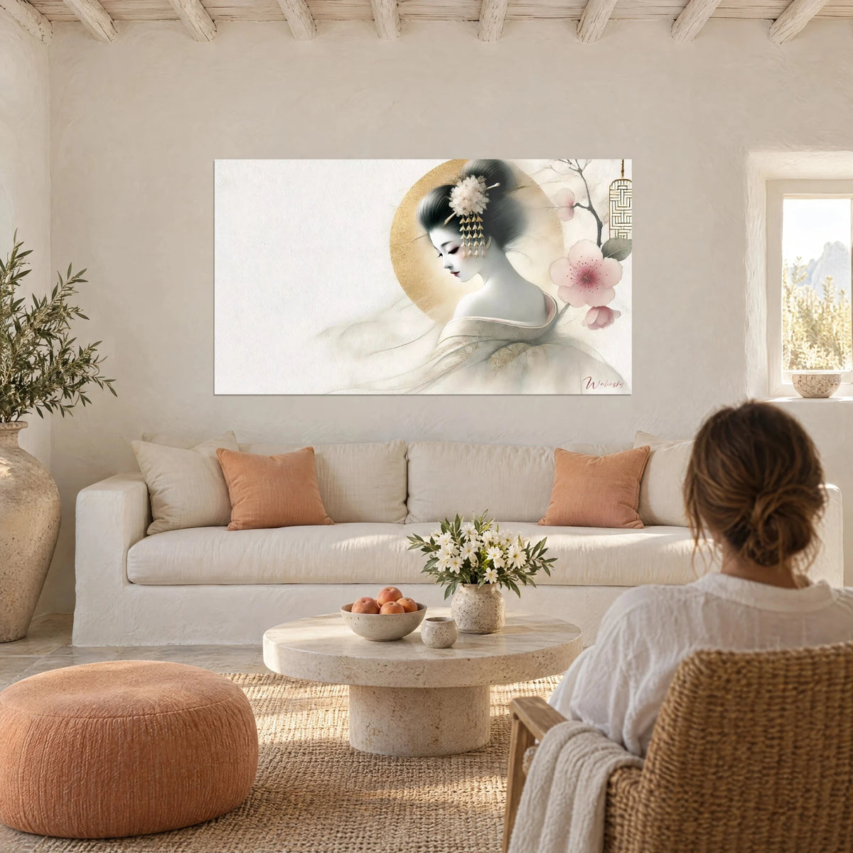 Schilderij geisha in profiel met een bloemrijke chignon onder een gouden schijf, lichtroze en ivoor, boven een bank in een lichte woonkamer