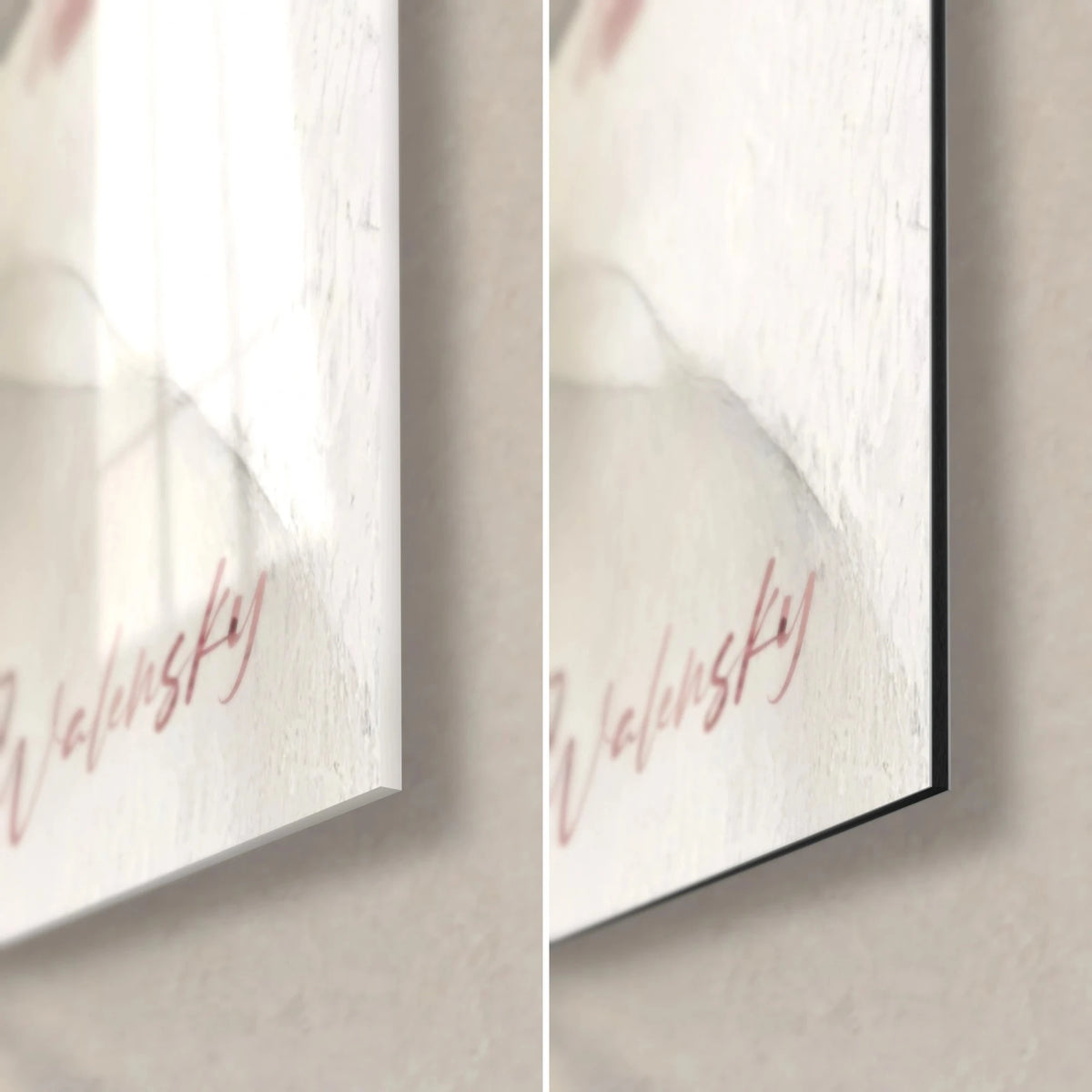 Schilderij geisha met roze Walensky-signatuur, rechtsonder in de hoek: glanzend acrylglas links, mat zwart Dibond rechts