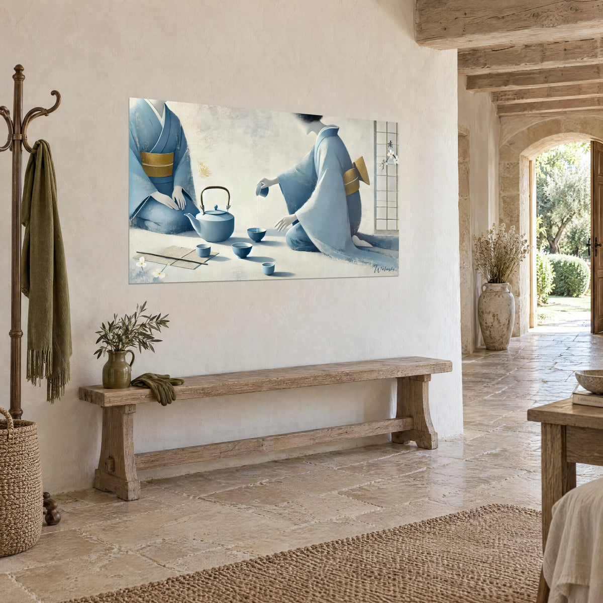 Cuadro geisha arrodillada sirviendo té en un cuenco, kimono azul pálido, obi ocre, consola de madera en una casa de piedra