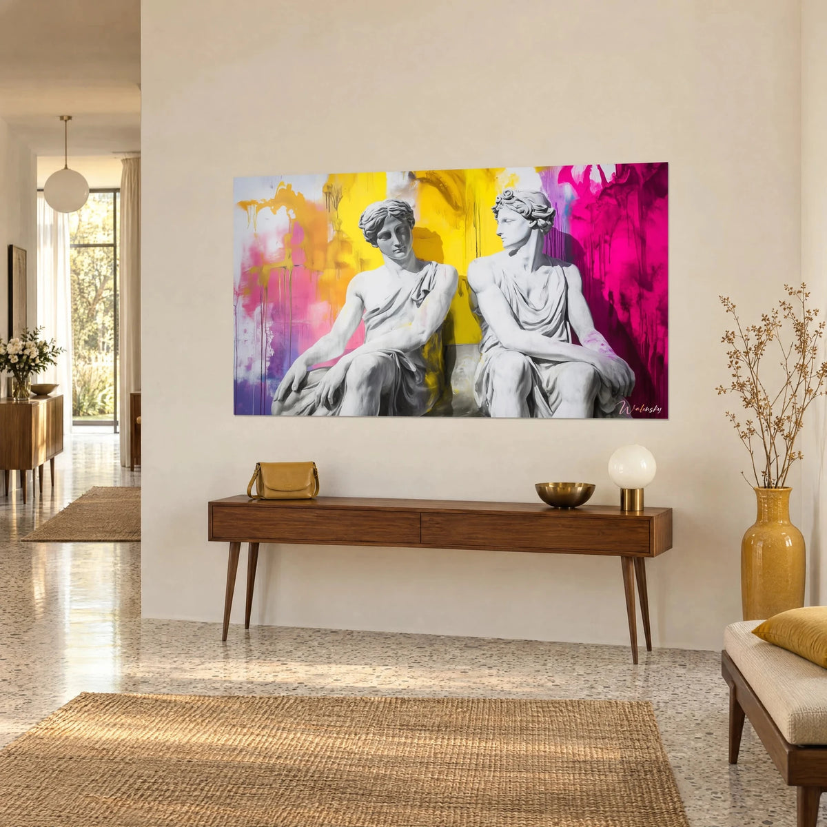 Tableau jumeaux grecs sculptés, drapés gris pâle, éclaboussures jaune citron et magenta, console en bois, vue de trois-quarts