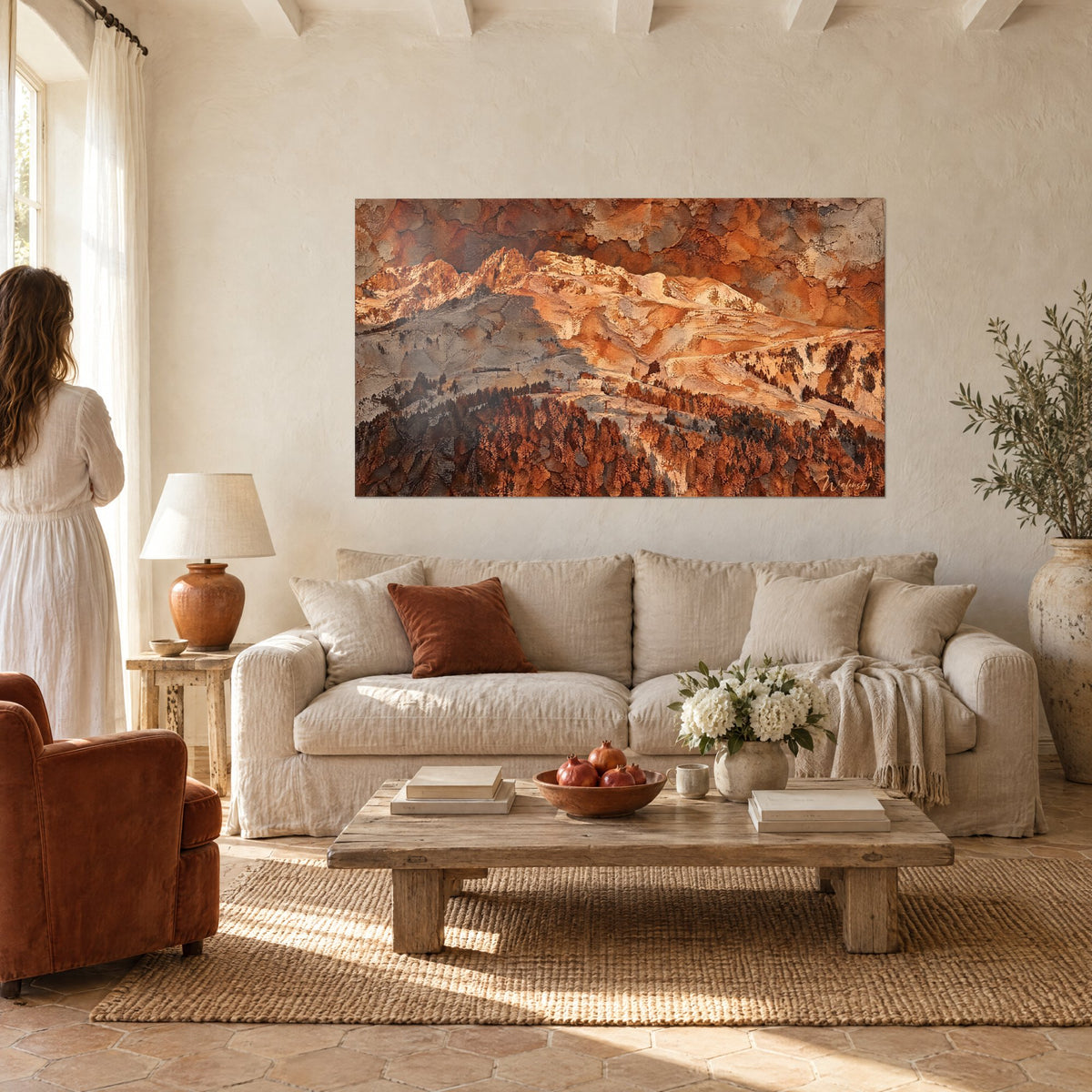 Tableau massif enneigé aux crêtes cuivrées, flancs ocre et ombres anthracite, au-dessus d'un canapé dans un salon lumineux