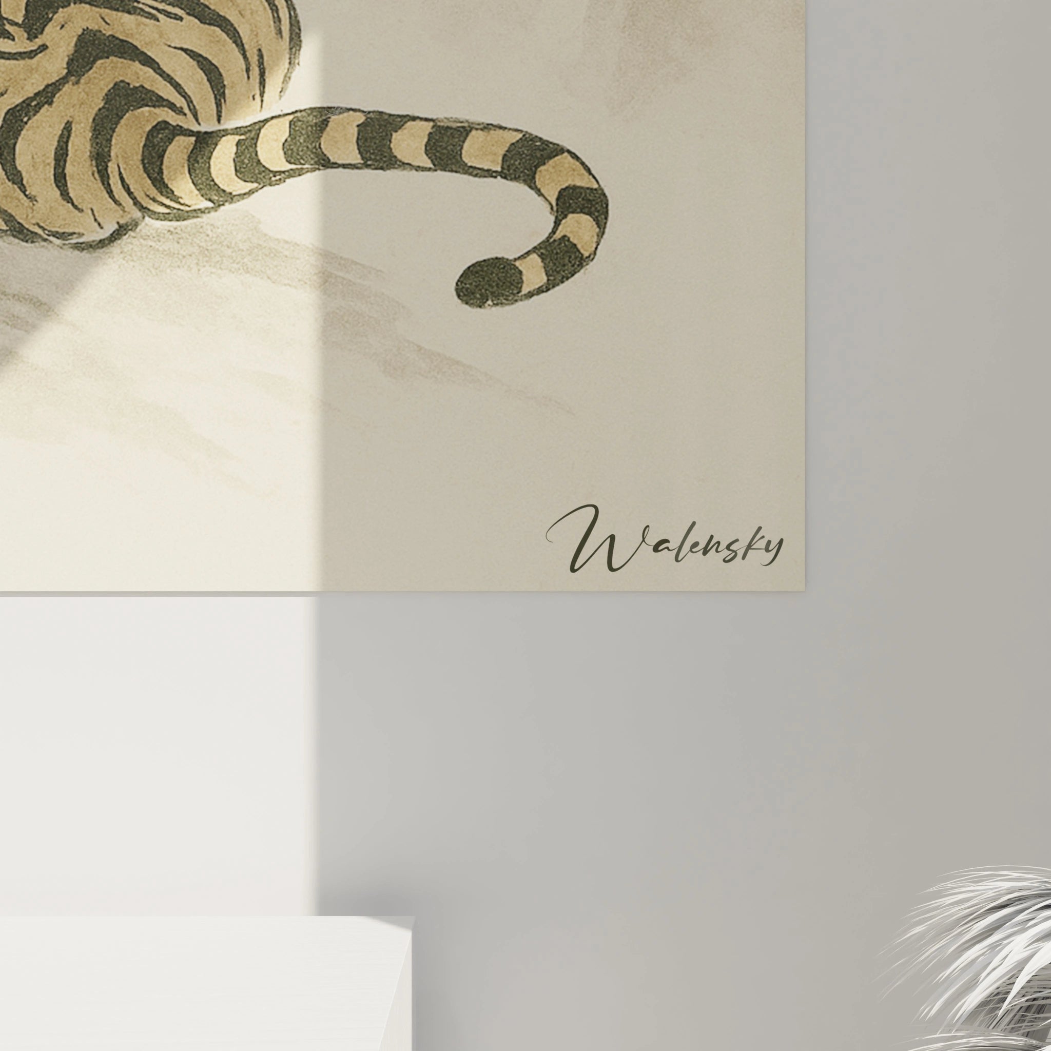 Un tableau tigre oriental illustrant le prédateur au repos près d'un cerisier en fleurs. Style à l'encre avec lavis subtils, combinant rayures noires sur pelage orange et fleurs vertes délicates sur fond beige clair.
