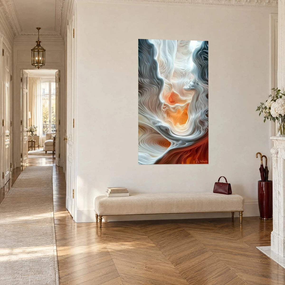 Quadro astratto in rilievo di onde di roccia avorio, blu petrolio e rame, visto di tre quarti in un corridoio haussmanniano