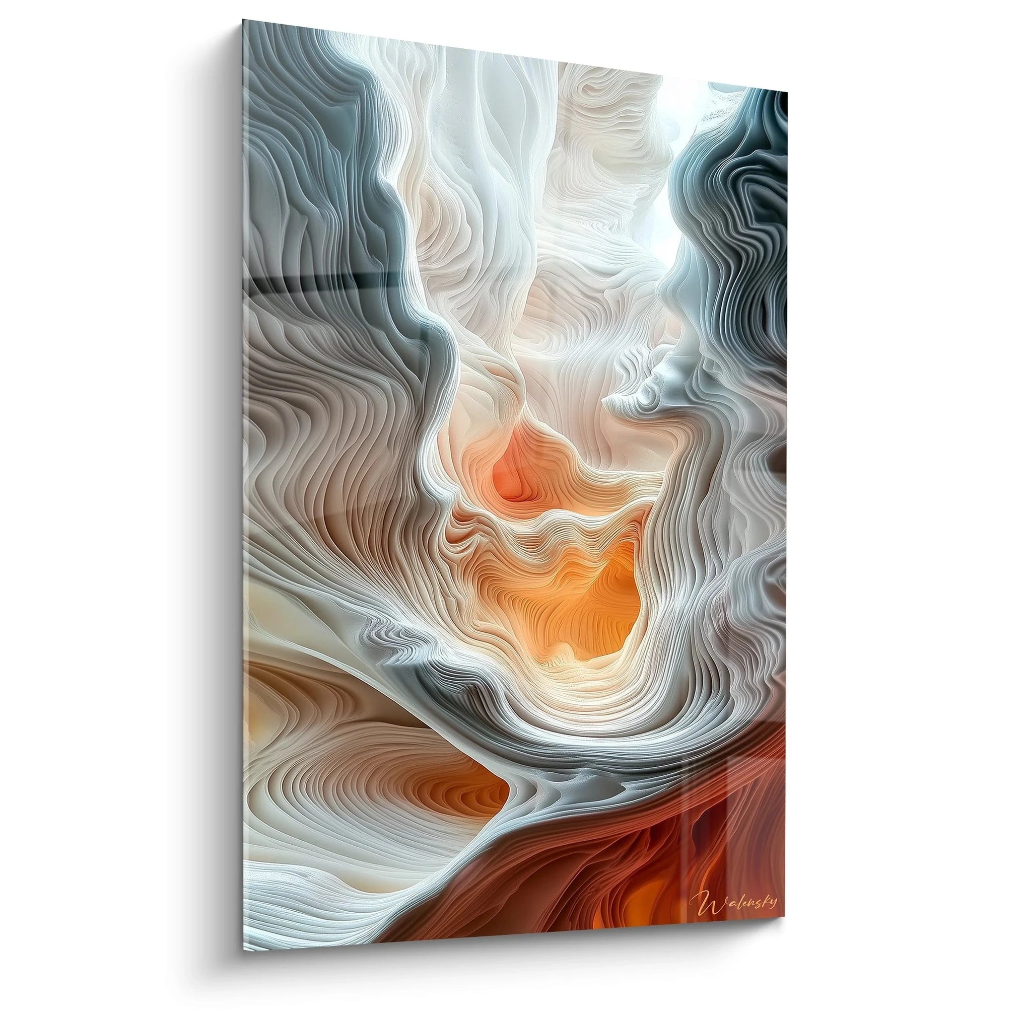 Un tableau relief abstrait représentant des couches ondulantes évoquant des formations géologiques, avec des teintes blanc lumineux, bleu profond et orange chaleureux, créant un effet tridimensionnel grâce à ses textures stratifiées et superposées.
