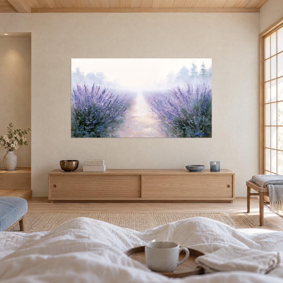 Cuadro sendero envuelto en niebla entre bancales malva y verde grisáceo, visto desde una cama con sábanas blancas, encima de una cama en un dormitorio luminoso