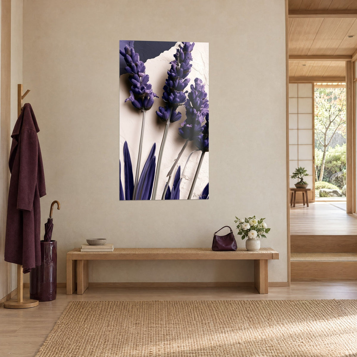 Gemälde Lavendelbouquet mit indigoblauen Blüten und graugrünen Stielen auf elfenbeinfarbenem Hintergrund, Dreiviertelansicht, japandi Eingangsbereich aus hellem Holz