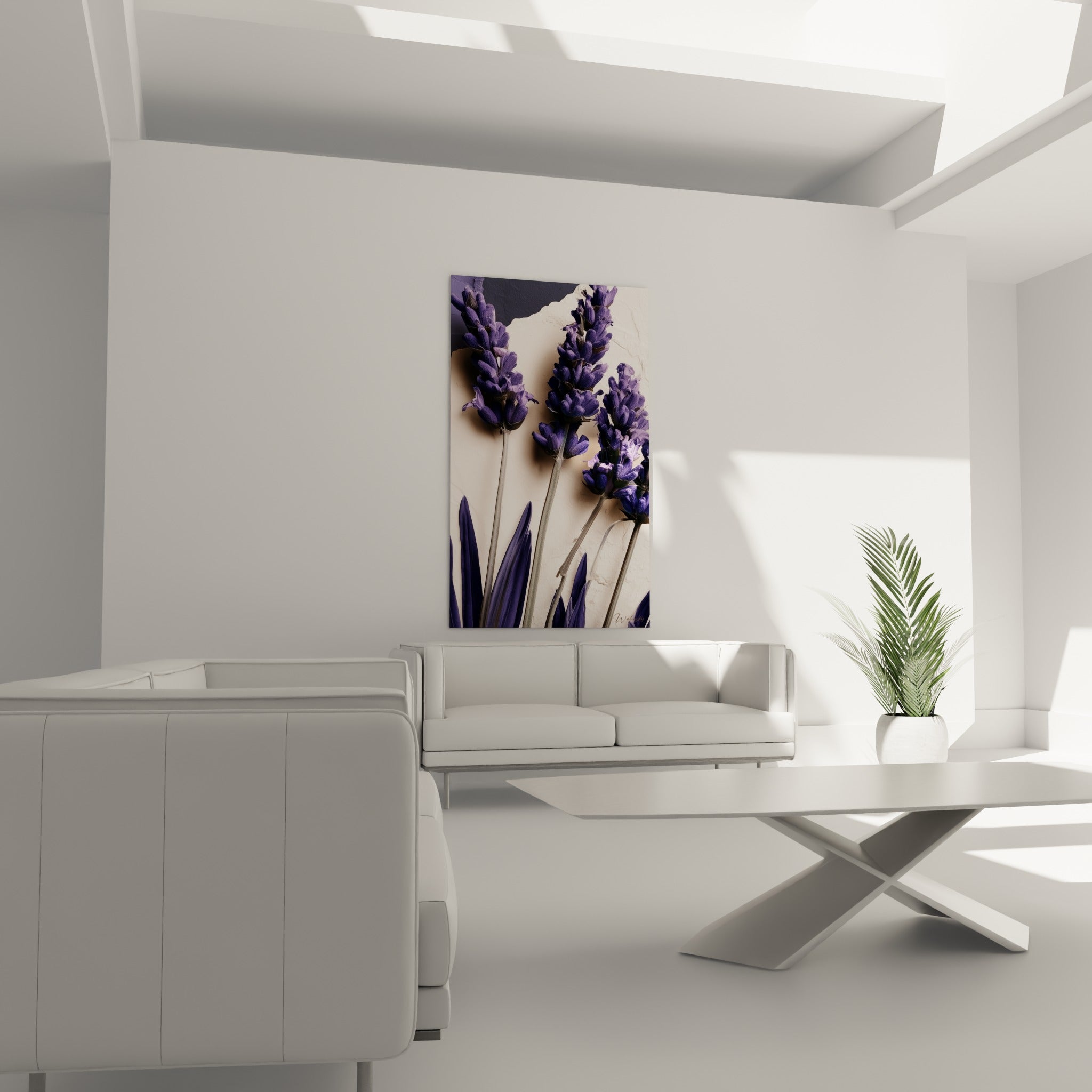 Fleurons de lavande violets sur fond crème accrochés au-dessus d'un canapé dans un salon lumineux