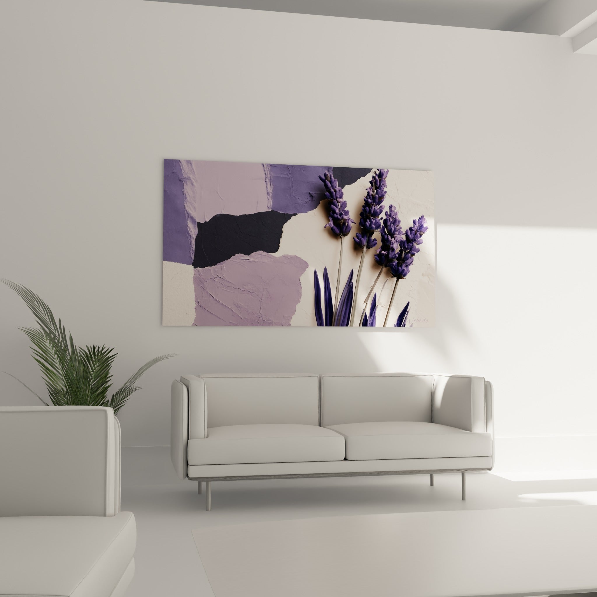 Fleurs de lavande et fragments ivoire animent ce tableau au-dessus d'un canapé dans un salon lumineux