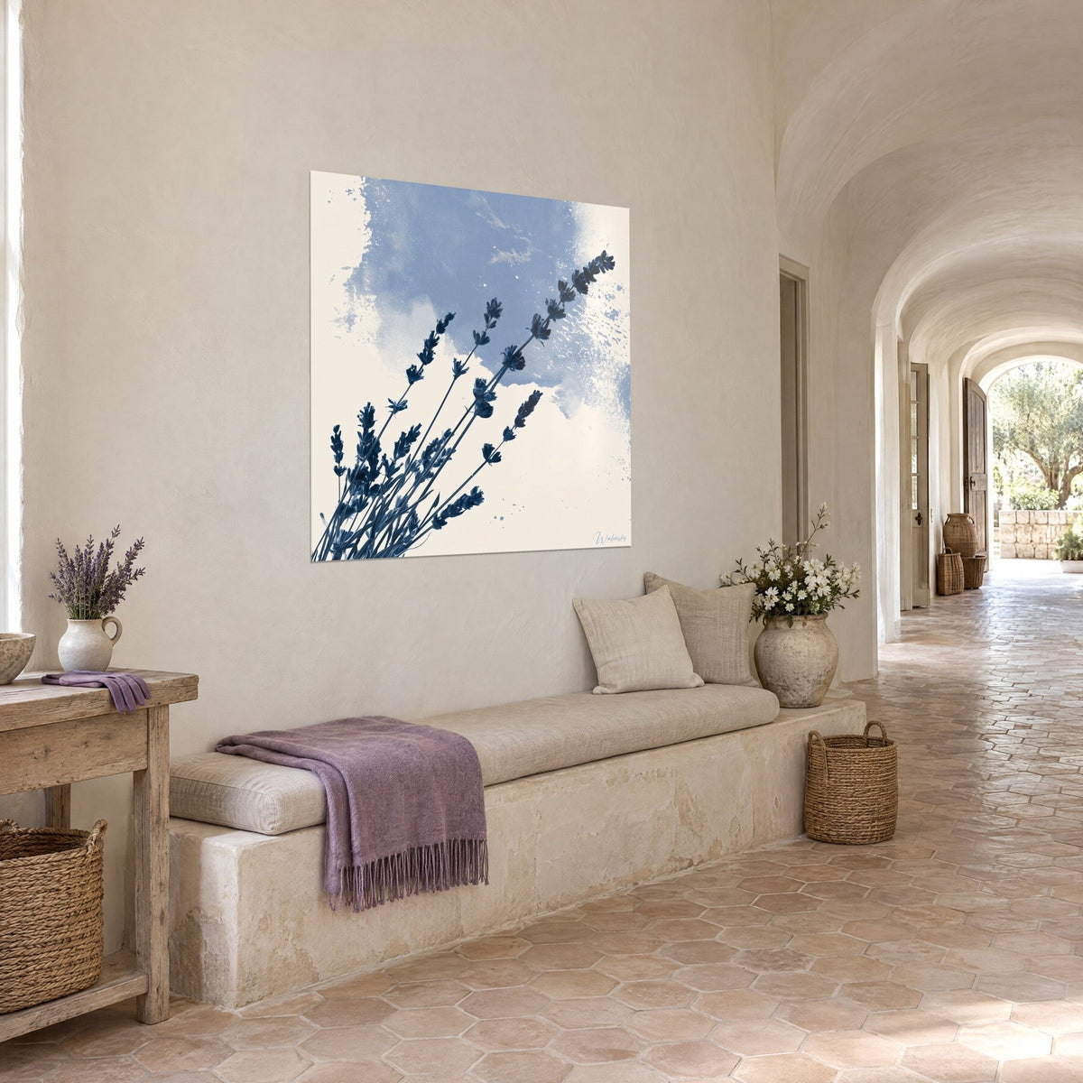 Quadro con spighe di lavanda viola inclinate in diagonale, cielo azzurro cosparso di bianco, appeso in un corridoio a volta di un casolare