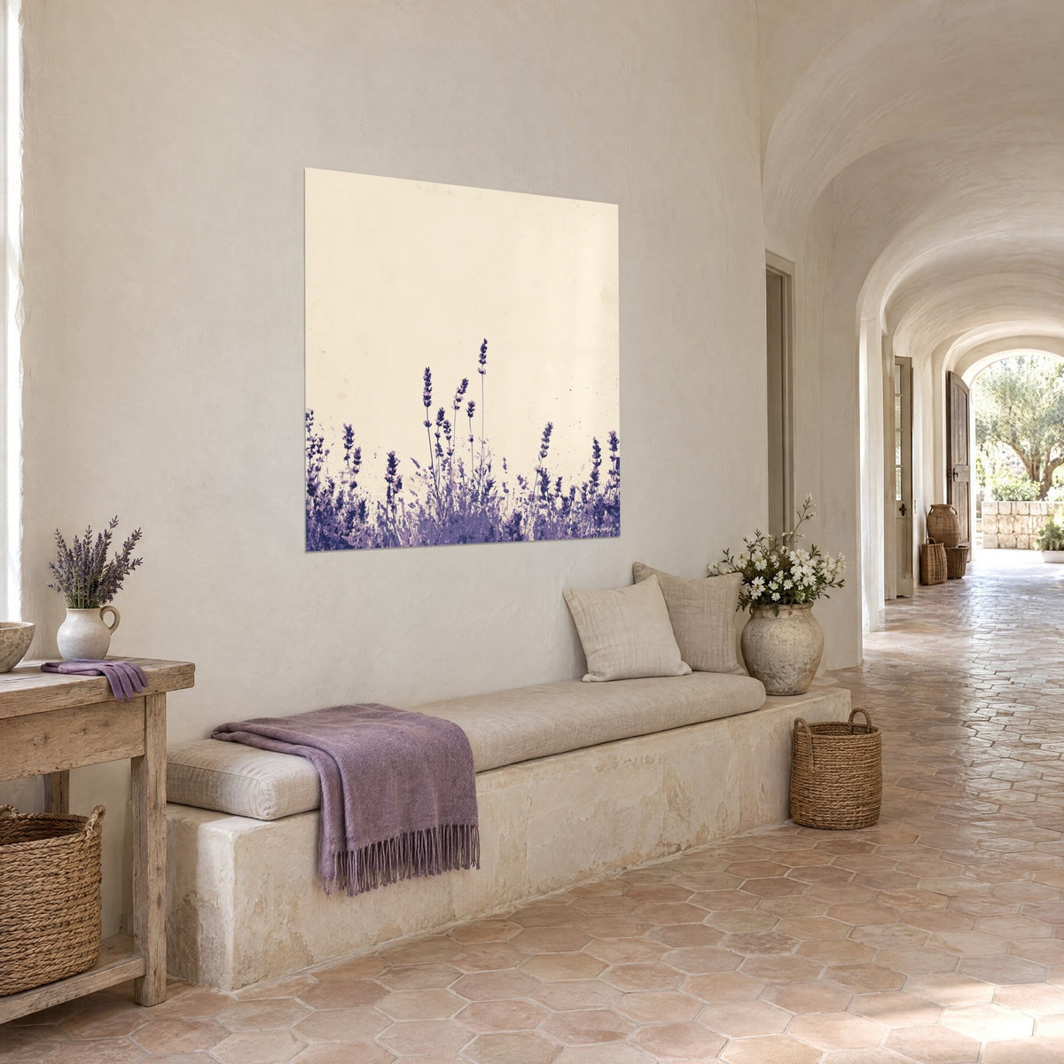 Cuadro campo de lavanda en tonos violeta y beige, visto de tres cuartos al fondo de un pasillo abovedado de piedra clara