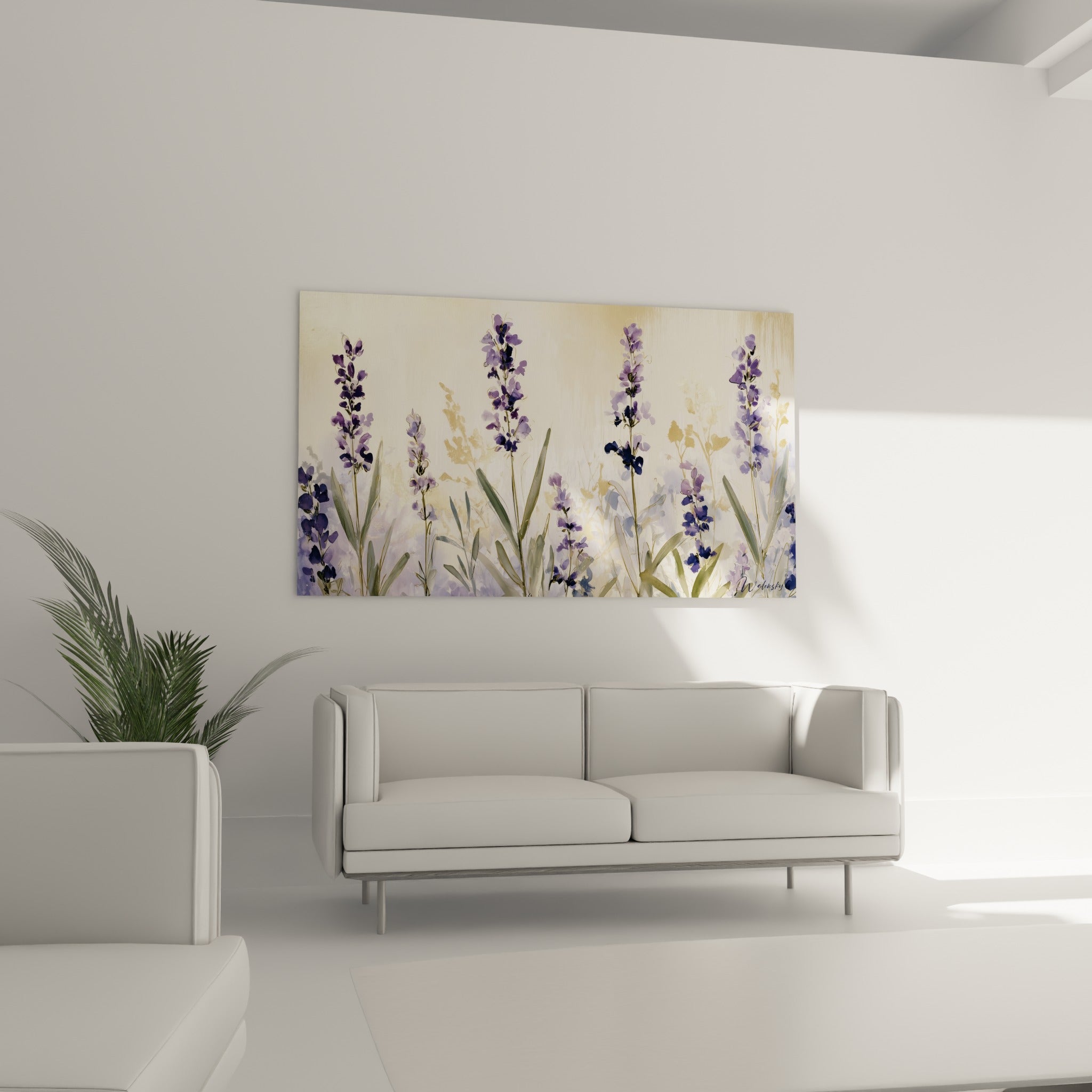 Tiges de lavande mauve et verte accrochées au-dessus d'un canapé dans un salon lumineux