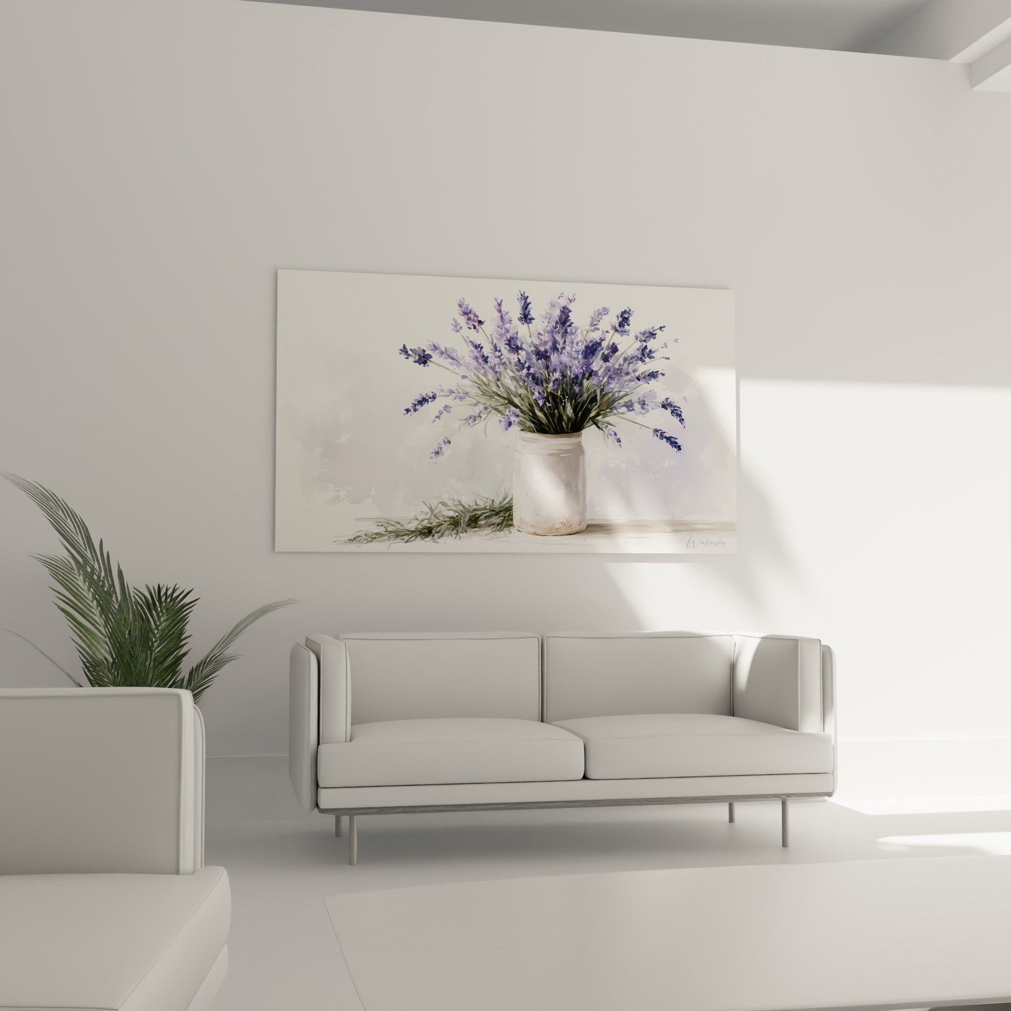 Bouquet lavande lilas et vert dans un vase blanc au-dessus d'un canapé dans un salon lumineux