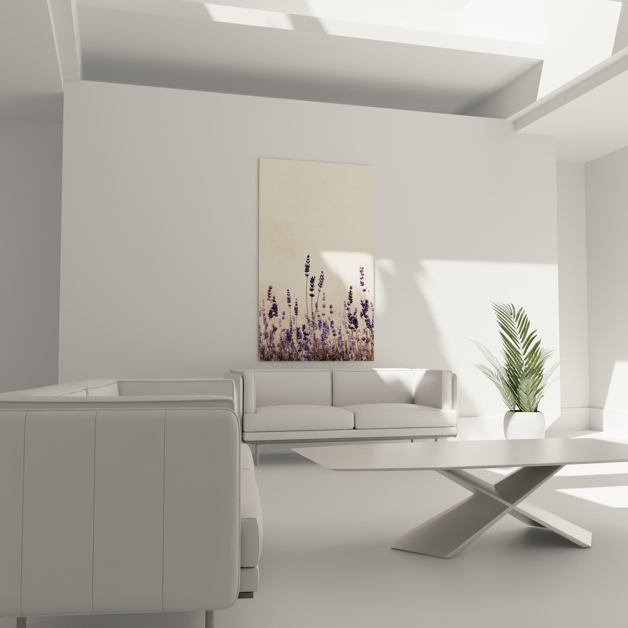 Tiges de lavande violette sur fond beige suspendues au-dessus d'un canapé dans un salon lumineux