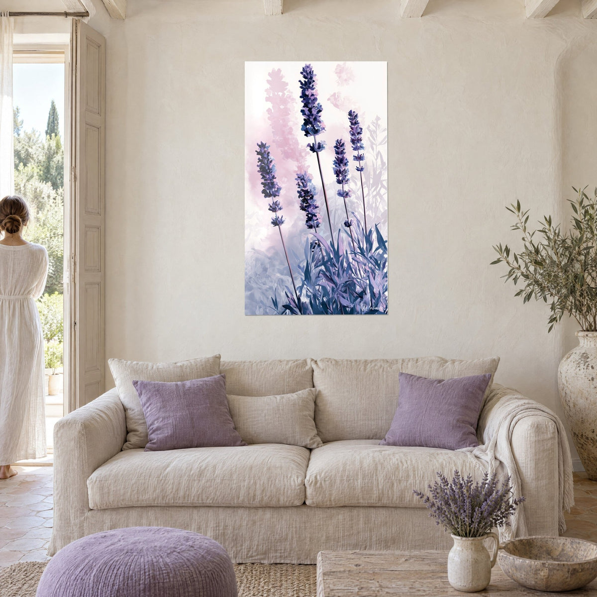 Gemälde Lavendelblüte, violette Ähren und schiefergraue Blätter auf puderrosa Hintergrund, über einem Sofa in einem hellen Wohnzimmer