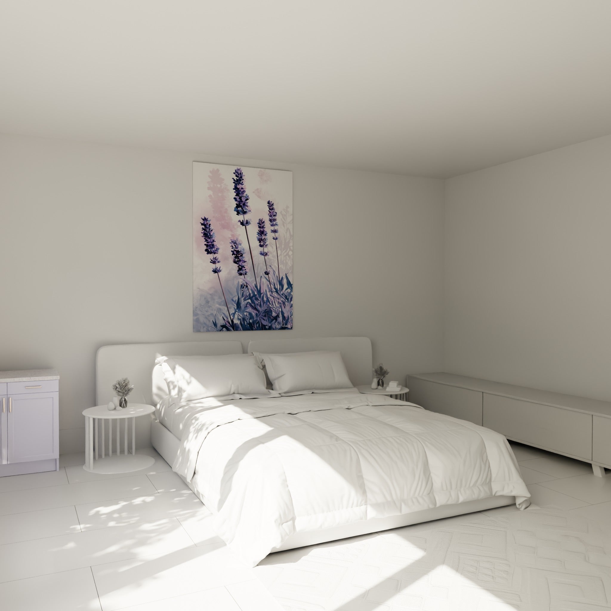 Tiges de lavande violette et bleu ardoise au-dessus d'un lit dans une chambre claire