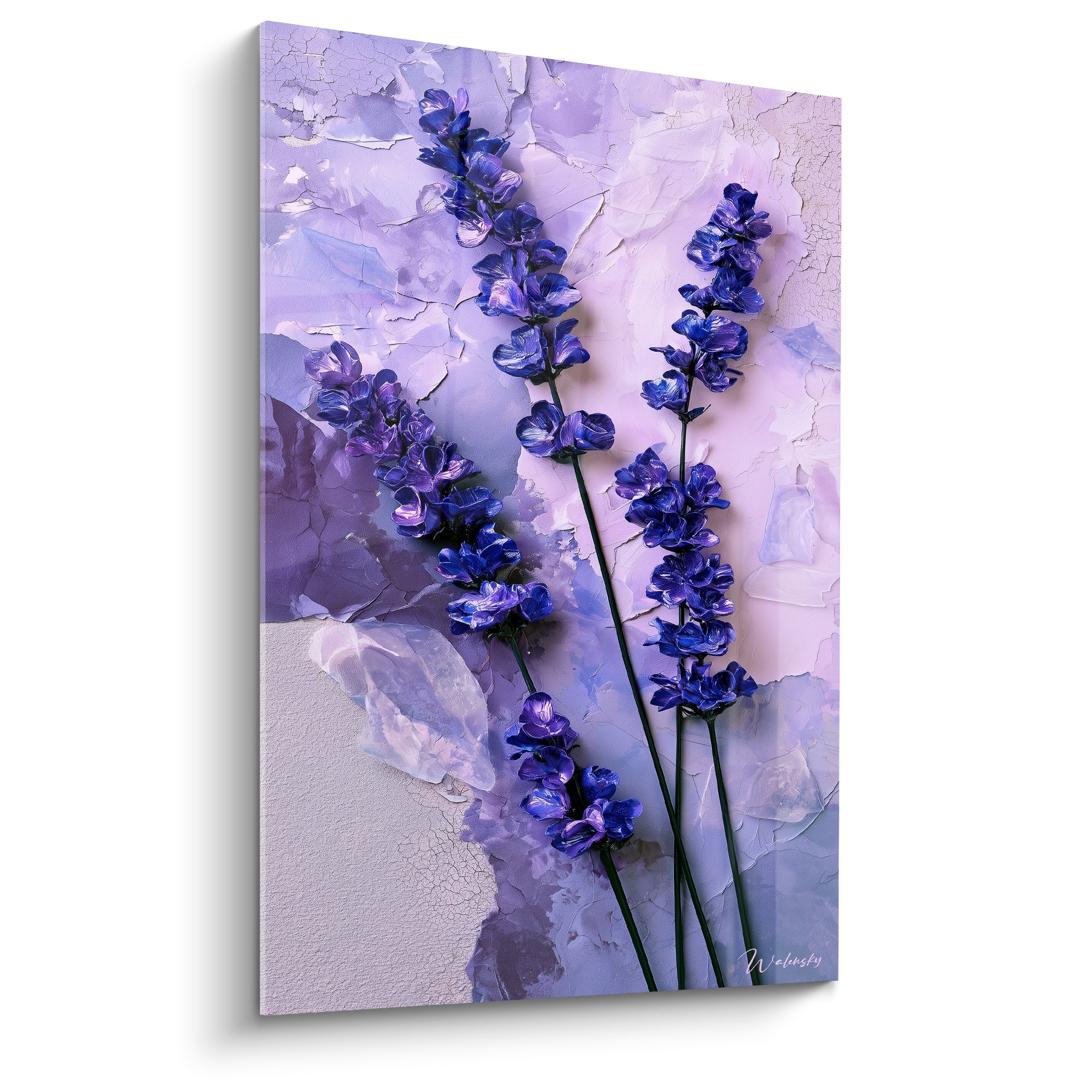 Lavande bleu indigo aux tiges élancées sur fond mauve craquelé texturé et raffiné