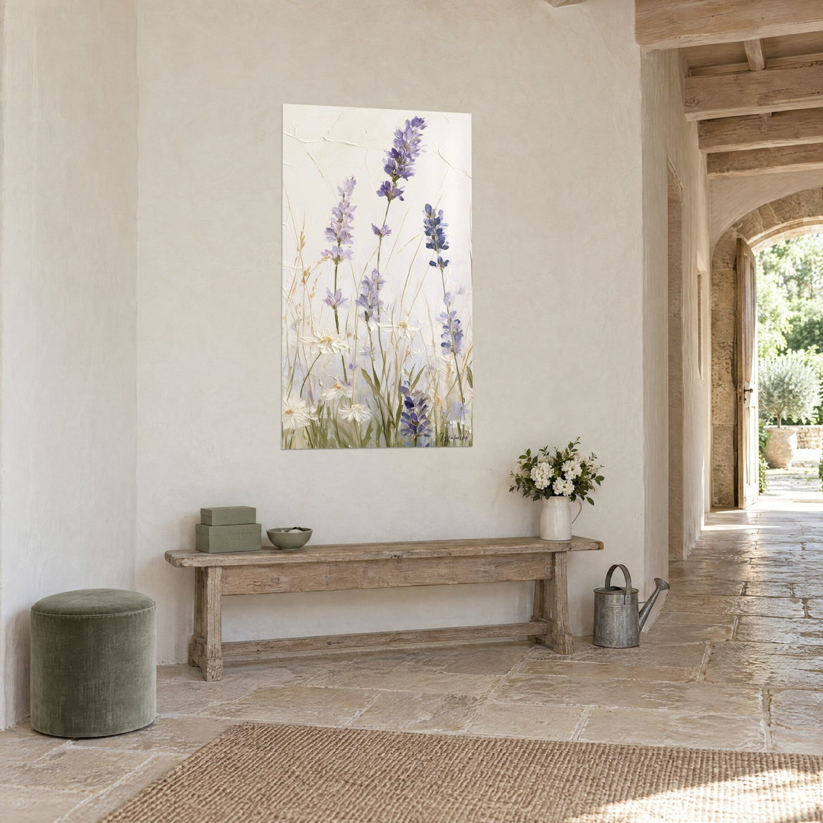 Quadro fiori di campo in grande formato verticale, steli lilla e indaco, erbe dorate, in un corridoio in pietra, vista di tre quarti