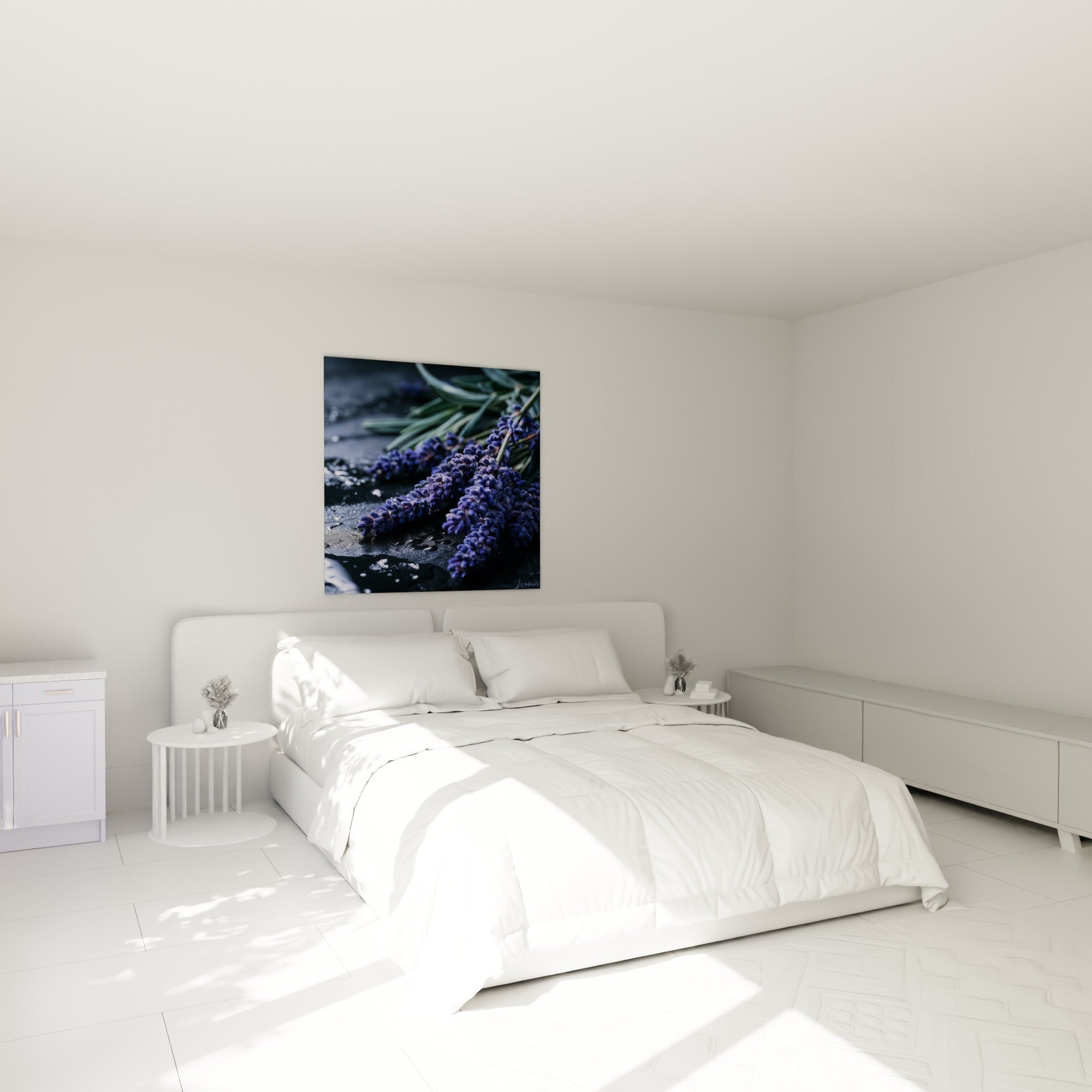 Grappes de lavande violette et bleu indigo sur fond noir, au-dessus d'un lit dans une chambre claire