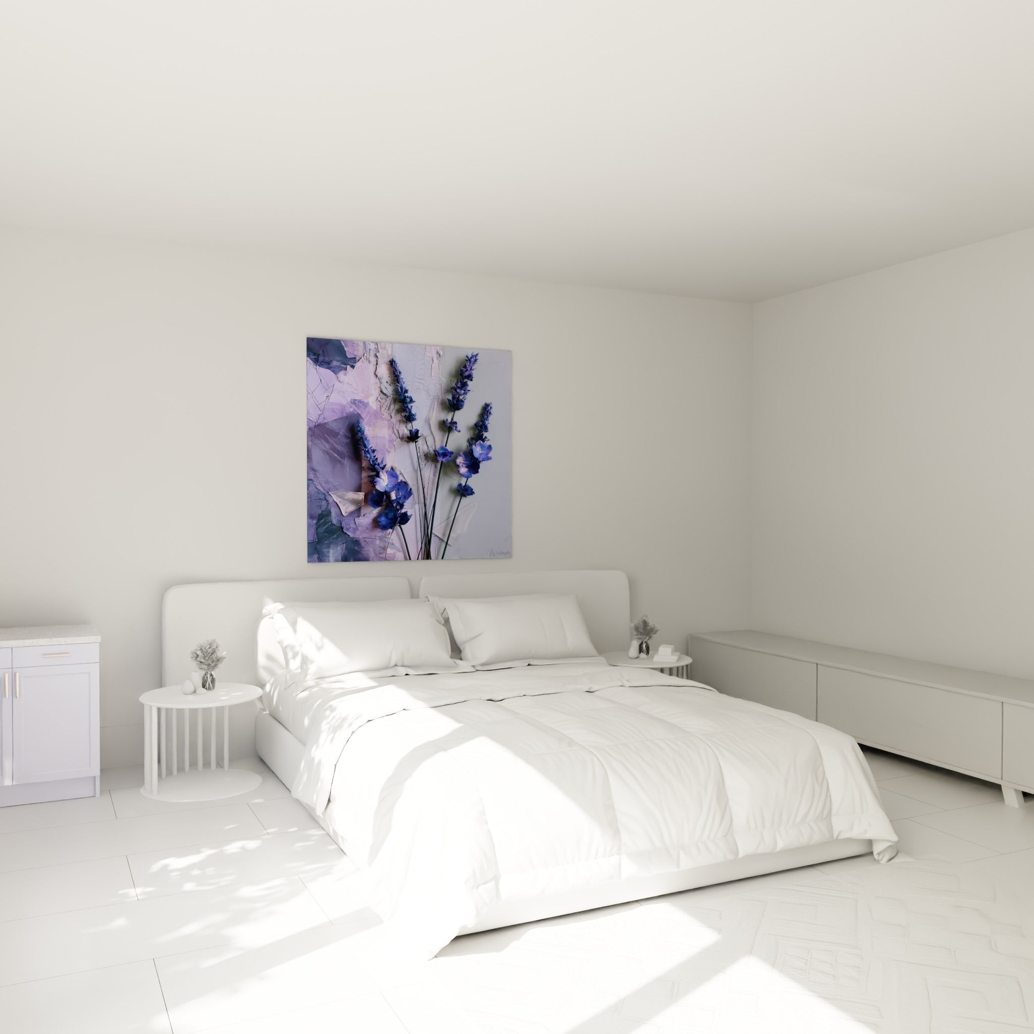 Bouquet de lavande violette et bleutée accrochée au-dessus d'un lit dans une chambre claire