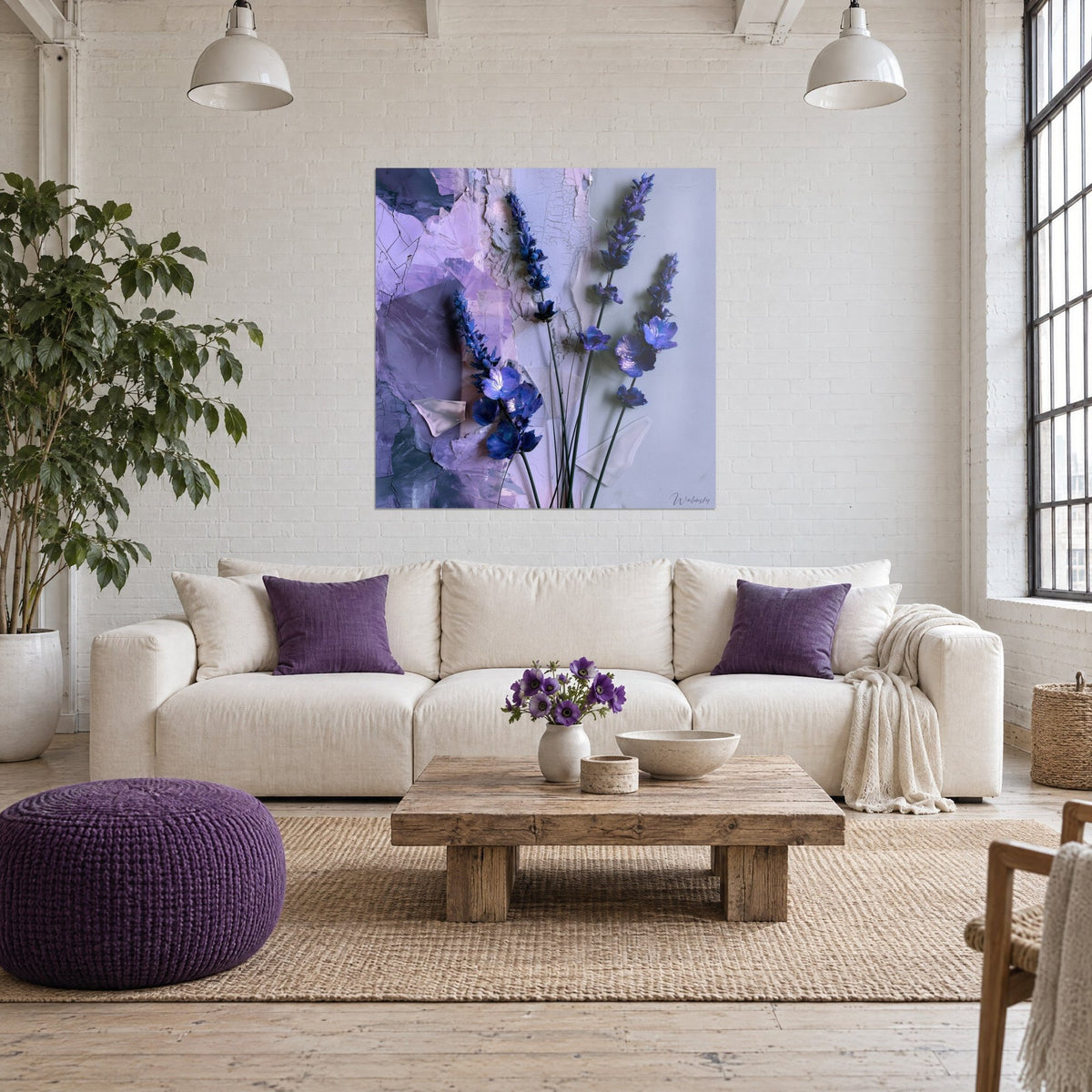 Quadro di steli di lavanda blu cobalto su intonaco screpolato viola e bianco, sopra un divano in un soggiorno luminoso
