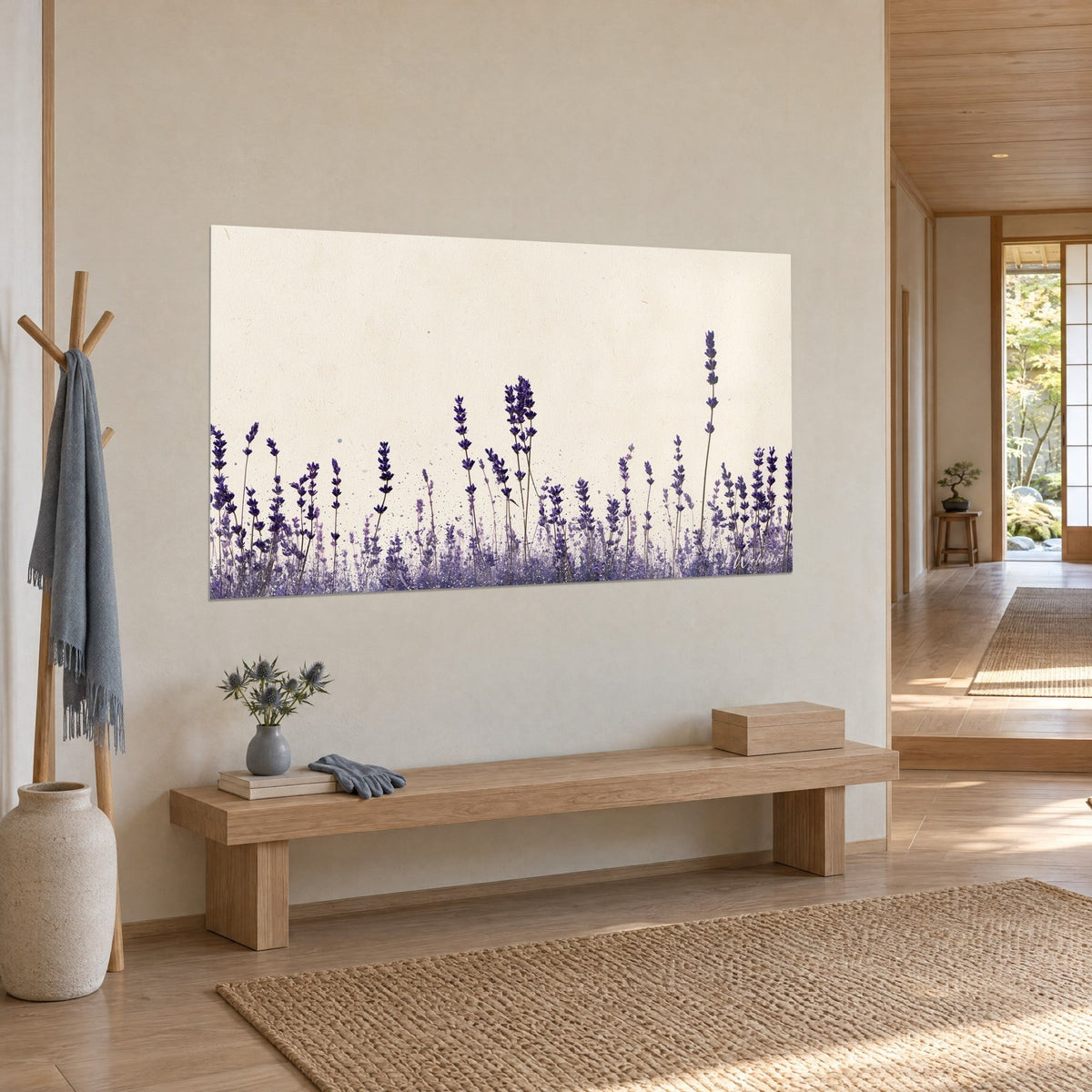 Cuadro de campo de lavanda en acuarela, espigas índigo sobre papel crema granulado, colgado encima de un banco de madera clara