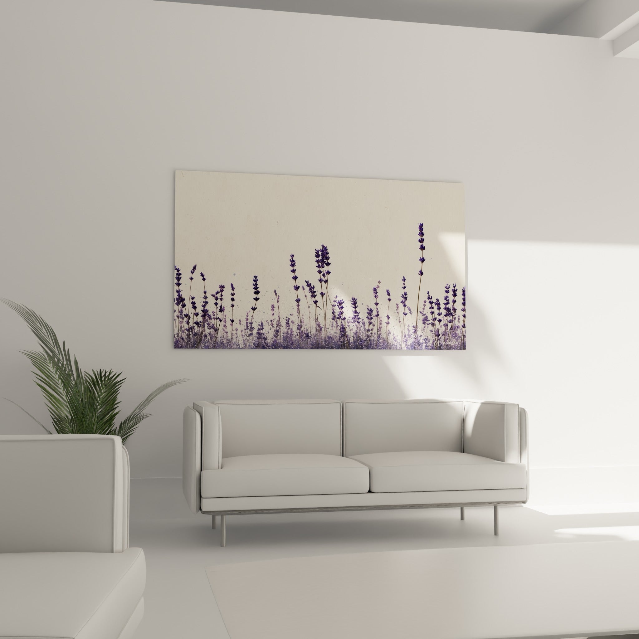 Bouquet de lavande mauve et bleu marine sur fond crème, au-dessus d'un canapé dans un salon lumineux