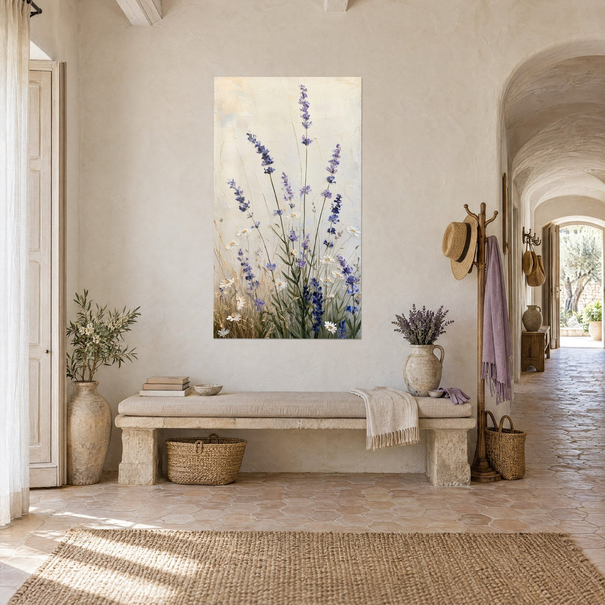 Quadro rametti di lavanda malva e fiori bianchi su sfondo avorio craquelé, panca di pietra e corridoio a volta di un casolare provenzale