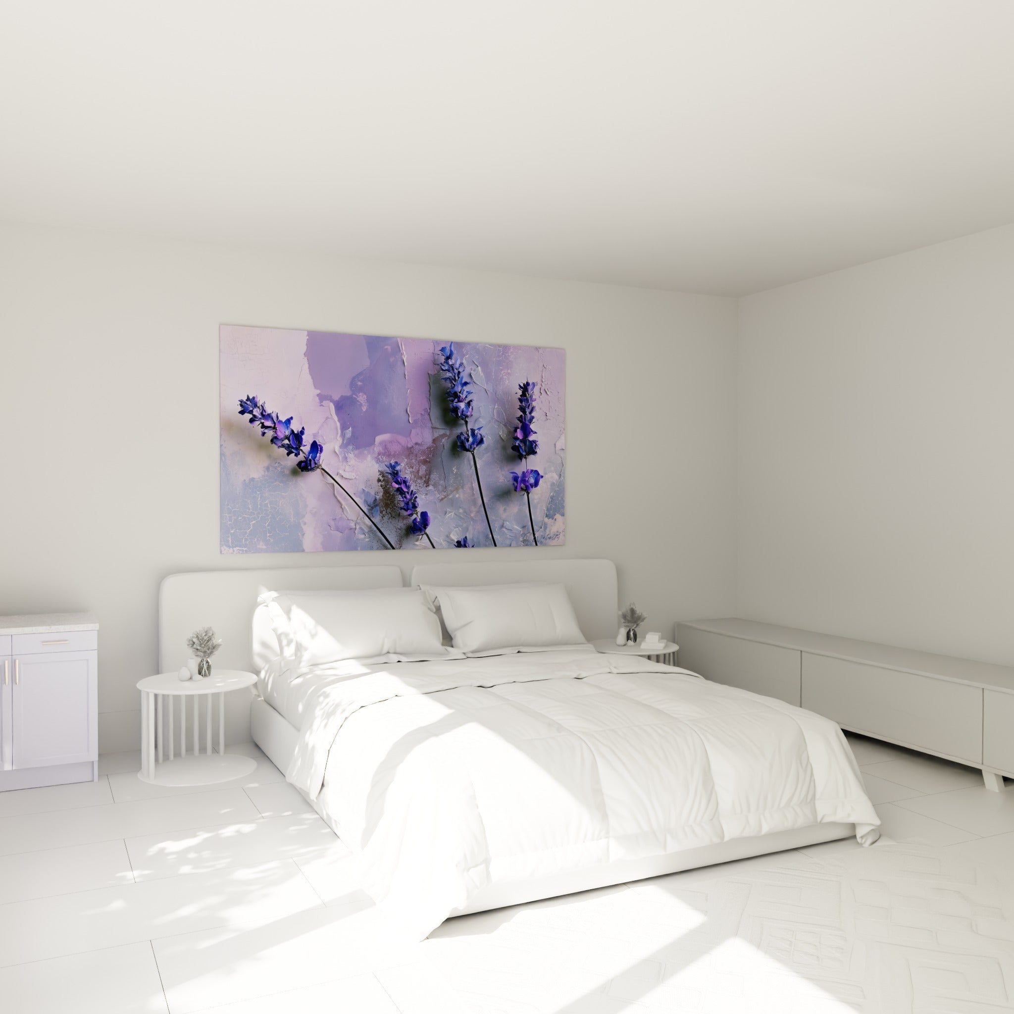 Fleurs de lavande bleutées et violettes au-dessus d'un lit dans une chambre claire